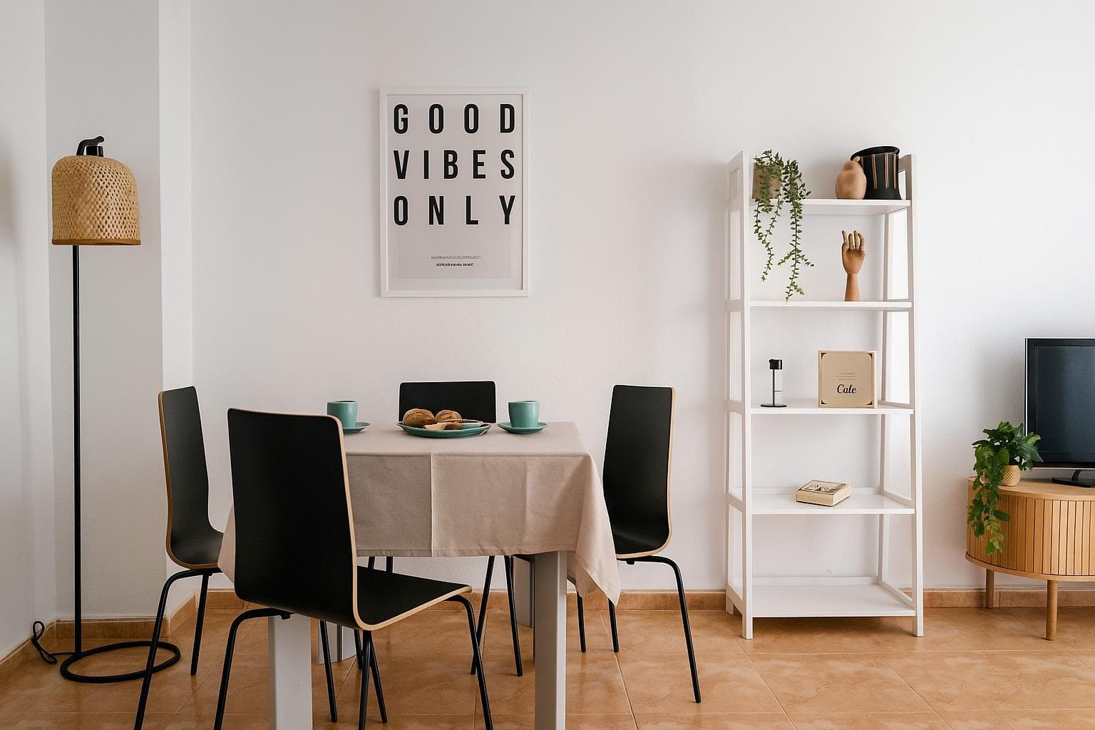 Este piso de 2 dormitorios y 1 baño es perfecto tanto para inversión como para personalizar a tu gusto. La vivienda se encuentra sin amueblar y sin cocina instalada, lo que te permitirá diseñar los espacios a medida, creando el hogar que siempre has imaginado. Es un primer piso y dispone de patio interior con acceso desde una dormitorio. Características principales: Superficie: 67m2 construidos  2 dormitorios luminosos 1 baño completo Balcón privado ideal para disfrutar del clima mediterráneo Patio interior Edificio con ascensor Ventajas de la ubicación: Situado en Calle Caballero de Rodas, una de las calles más céntricas y con todos los servicios a pie de calle: supermercados, tiendas, farmacias, cafeterías, transporte público, etc. A solo 5 minutos caminando del Paseo Marítimo y la Playa del Cura, una de las playas más populares de Torrevieja. Perfecta conexión con las principales vías de acceso a la ciudad. Ideal tanto como vivienda habitual, segunda residencia o inversión para alquiler por su excelente localización. Nota importante: La vivienda se entrega sin cocina y sin mobiliario, lo que representa una excelente oportunidad para renovarla a tu gusto y aumentar su valor.