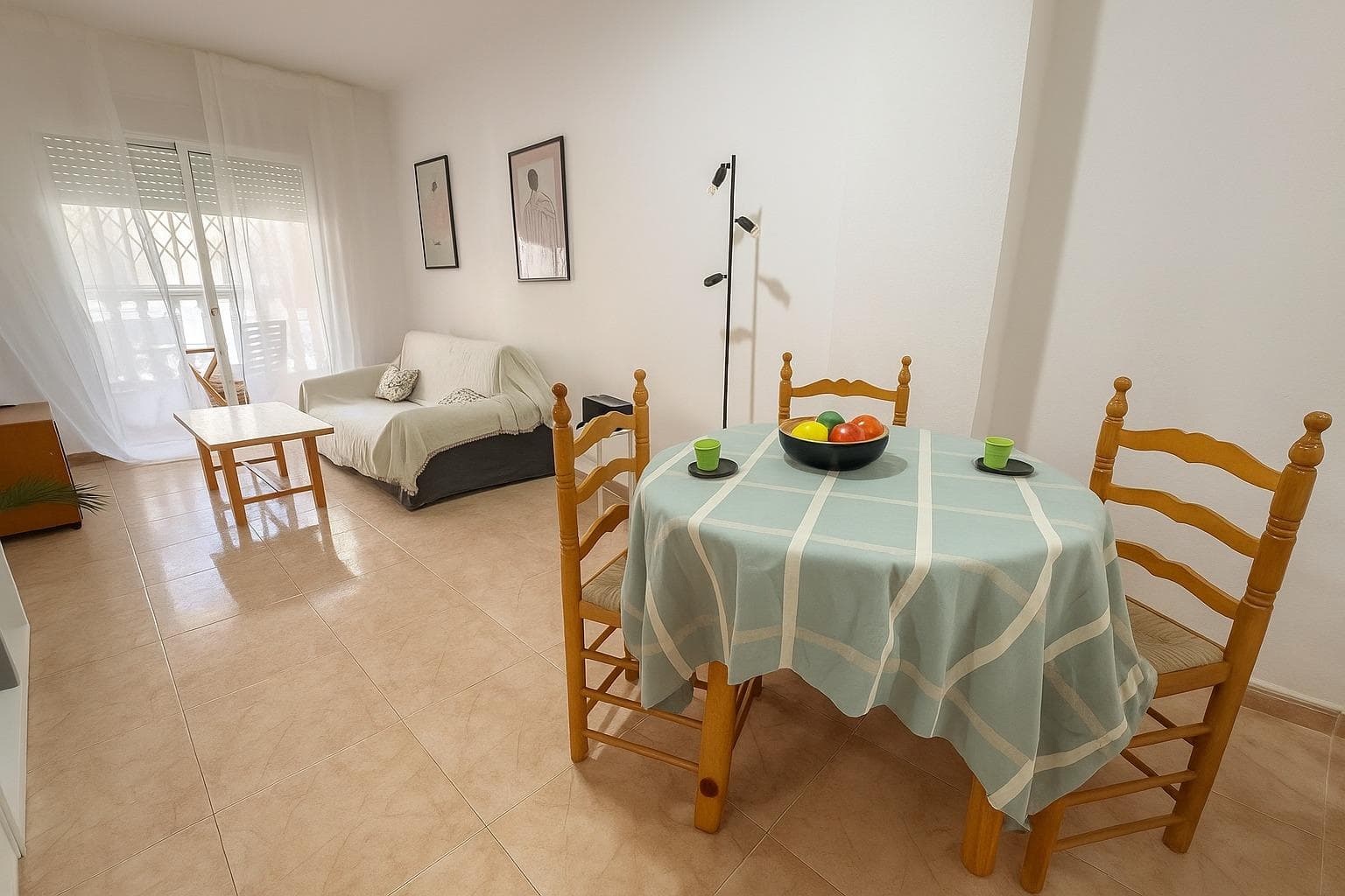 Apartment in Torrevieja with a pool, just minutes from the beach Imagine waking up to the Mediterranean breeze and being able to walk to the beach in just a few minutes... This charming apartment at Calle Los Gases 22 invites you to enjoy coastal living with all the comfort and charm you're looking for. 🏡 2 bedrooms | 1 bathroom | Partially furnished and equipped 🌊 650 m from Playa del Cura and 850 m from Playa de Los Locos ☀️ Small balcony and interior patio 🏊‍♀️ Communal pool Property tax: €198; Community fee: €145.30/semester The apartment has a bright living room with access to a small balcony, where you can enjoy the sun or have a quiet morning coffee. And it has a very practical interior patio, perfect for hanging clothes or storing beach and household items. It's partially furnished; you'll just need to buy the mattresses and sofa you like best. Located in a central and pleasant area of ​​Torrevieja, surrounded by services, supermarkets, restaurants, and promenades, it's an ideal option for both year-round living and sunny getaways. A perfect spot to relax, unwind, and experience the true charm of the Mediterranean. Come visit and fall in love with your new home by the sea.