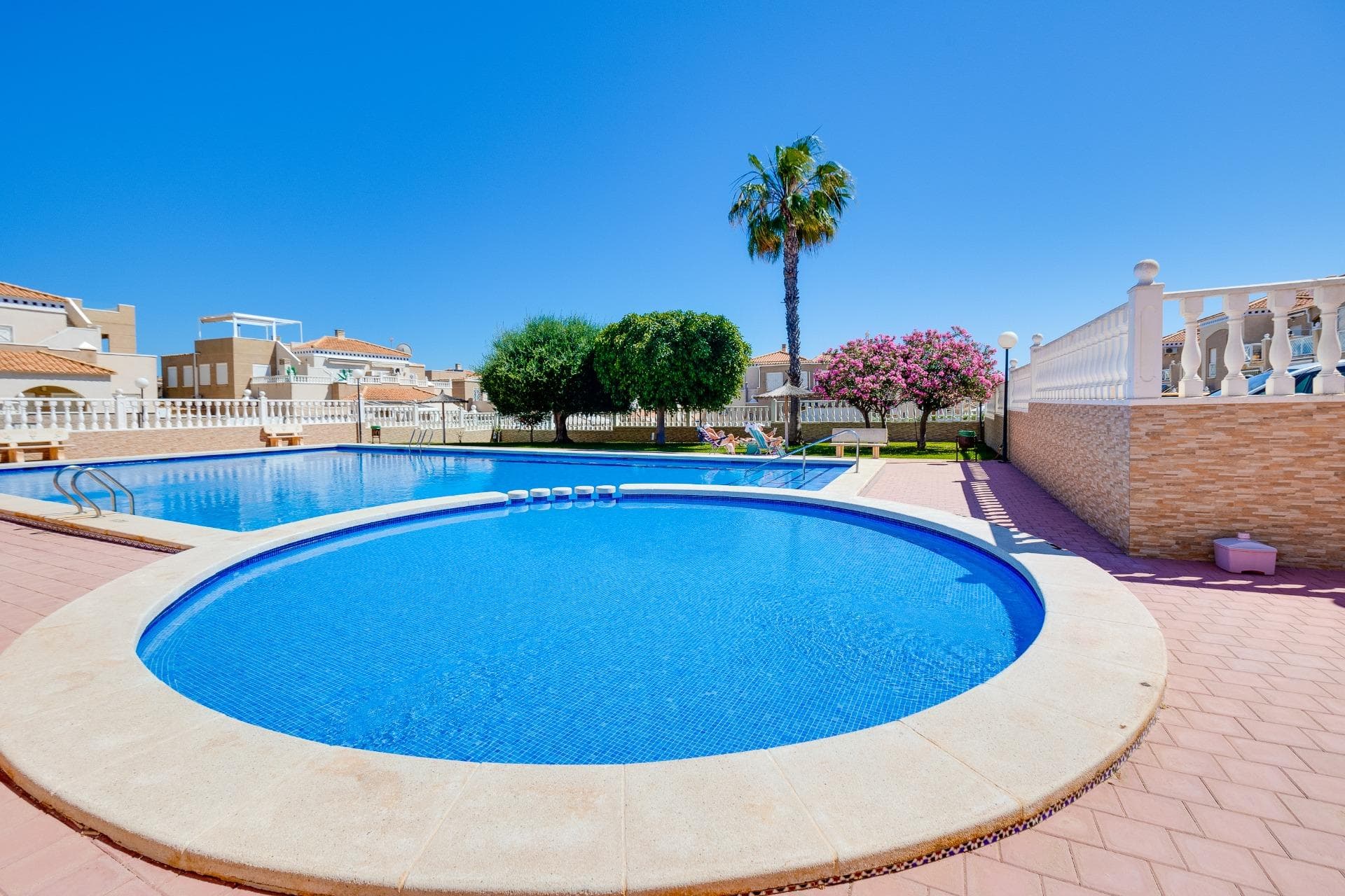 Cozy bungalow in Altos de la Bahía, one of the most sought-after areas of Aguas Nuevas, Torrevieja. A comfortable, bright, and well-maintained home, ideal for those looking for a practical home close to all amenities and ready to enjoy from day one. The property has 60 m² of living space and comprises 2 bedrooms, a living-dining room, a fully equipped kitchen, and a bathroom. It is sold furnished and equipped, allowing you to move in without any additional investment. Its front porch offers a pleasant outdoor space for relaxing, dining al fresco, or spending time with family and friends. The property is part of a gated community with a communal pool, with monthly community fees of €45. The annual property tax (IBI) is €166.80. Its location in Altos de la Bahía offers easy access to shops, leisure facilities, transport links, and all the amenities you need for daily life, in addition to being situated in a well-established and highly sought-after residential area. A very attractive option as a primary residence, second home, or investment property on the Costa Blanca. Contact us for more information or to arrange a viewing.