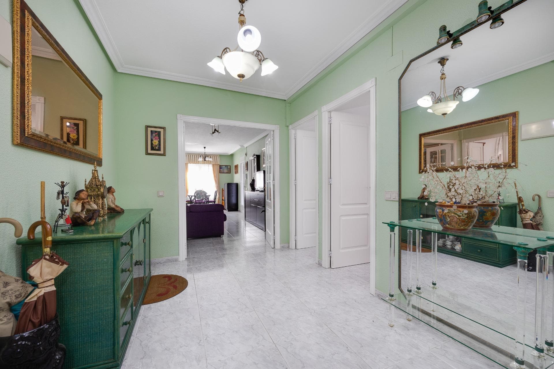 A bright and spacious corner apartment in Calle Moriones 47, just 650 metres from the beach. A comfortable home in Torrevieja, ideal for enjoying the Mediterranean lifestyle, whether as a holiday home, a place for longer stays or a practical property for year-round living. The apartment is located on the first floor of a building with a lift and enjoys a south-east orientation, offering pleasant natural light, especially during the morning. Being a corner property and fully exterior, it feels airy, open and welcoming throughout the day. The property offers 3 bedrooms, 2 bathrooms, a living-dining room, an independent kitchen and a glazed balcony, perfect as an extra space to enjoy a coffee, read, relax or make the most of the mild climate throughout the year. The double-glazed windows add extra comfort and help improve insulation. The building was constructed in 1996 and has 5 floors with a total of 28 homes, giving it a comfortable residential feel. The lift is a practical advantage for everyday use, shopping, luggage or longer stays. One of the key benefits of this property is the private enclosed garage and storage room included. This is a real plus so close to the beach, offering secure parking and useful extra space for bikes, beach equipment, suitcases or personal belongings. The location allows you to enjoy the beach within a short walk, while still having everyday services, shops and local amenities close by. A complete, bright and practical apartment with the space, comfort and extras that make life on the coast much easier. Contact us today for more information or to arrange a viewing.
