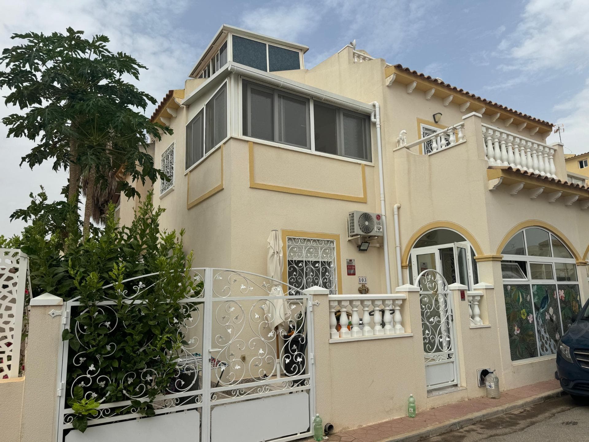 Se vende precioso chalet de estilo mediterráneo, ubicado en una zona muy tranquila de La Zenia. Esta propiedad se encuentra a poca distancia de todos los servicios necesarios como tiendas, restaurantes, supermercados y el famoso centro comercial Zenia Boulevard. El chalet cuenta con 4 habitaciones espaciosas, perfectas para alojar a toda la familia o recibir invitados. Además, dispone de 2 baños completos que ofrecen comodidad y confort. El amplio salón comedor es ideal para disfrutar del tiempo en casa junto a seres queridos; mientras que la cocina independiente está completamente equipada con electrodomésticos modernos. La vivienda también ofrece una maravillosa terraza que goza tanto vistas al mar Mediterráneo como hacia la relajante piscina comunitaria donde podrá disfrutar largos días soleados durante todo el año sin salir de su hogar. Además tiene plaza propia dentro del recinto privado lo cual le brinda mayor seguridad así mismo contando con trastero propio en la planta baja y además otro más espacio adicional situado arriba cerca de los dormitorios. No pierda esta oportunidad única!