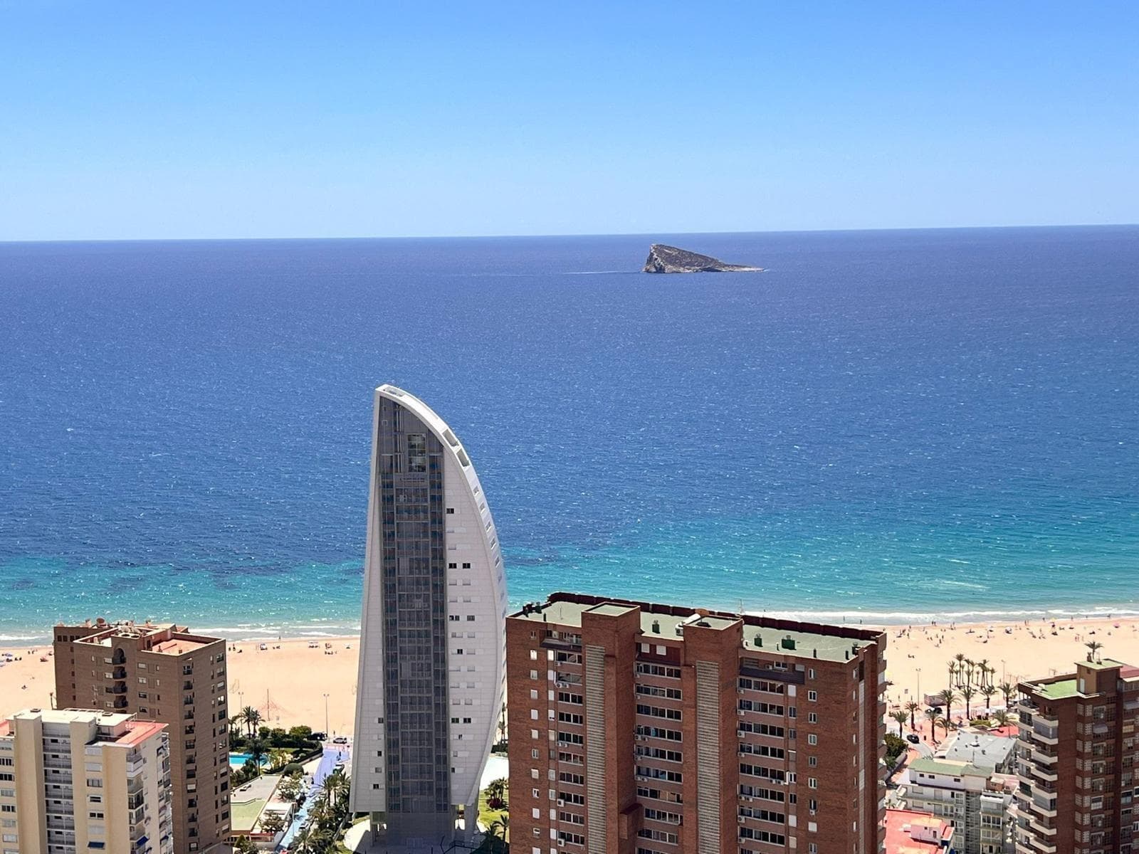 ¡Descubra un lujoso apartamento en el mar Mediterráneo, ubicado en el piso 30 de un prestigioso edificio! Ofrece impresionantes vistas de las olas azules y una experiencia de confort incomparable. El interior del apartamento impresiona con un amplio salón conectado a una moderna cocina, tres dormitorios decorados con buen gusto y dos elegantes baños. Disfrute de momentos de relajación en la terraza de 25 m², el lugar perfecto para admirar las puestas de sol. El complejo está equipado con una serie de comodidades de lujo, que incluyen piscina, gimnasio y seguridad las 24 horas, lo que aumenta la comodidad de vida. Justo al lado hay una hermosa playa de arena a la que se puede llegar en pocos minutos. Esta propiedad única no es sólo la realización del sueño de una casa perfecta junto al mar, sino también una excelente inversión, que se distingue por sus altos valores estéticos y su potencial de aumento de valor. El apartamento está listo para su uso, no utilizado por el propietario. Está pendiente la solicitud de licencia turística presentada en abril. ¡Un apartamento con estas vistas siempre se alquilará sin ningún problema! No existe en Benidorm una oferta comparable en un piso tan alto a un precio tan atractivo: la mayoría de apartamentos similares superan el millón de euros. ¡Descubre tu lugar en el paraíso hoy!