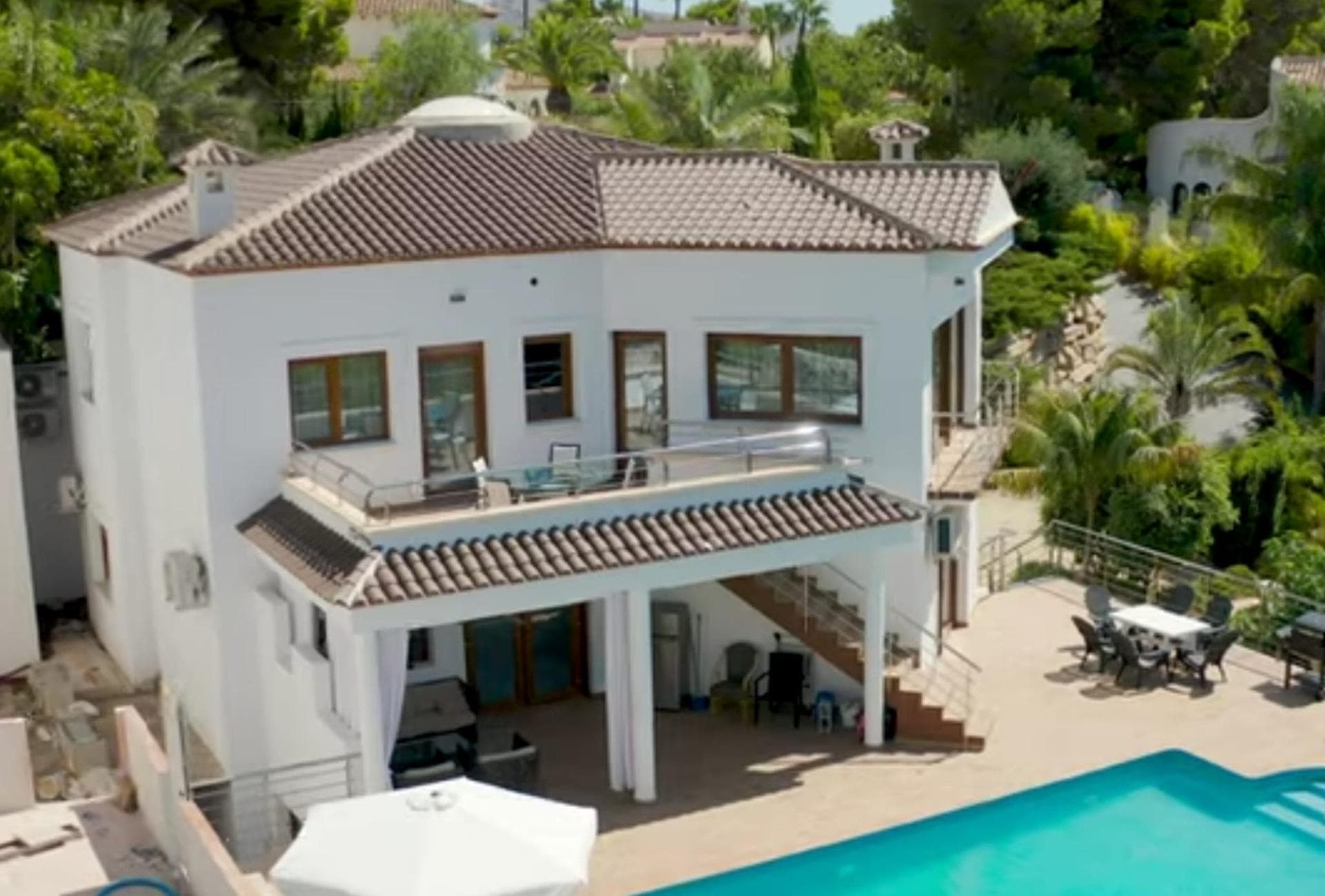 Dos lujosas villas en primera línea de golf, a 6 km del centro de la ciudad de Altea.  Una villa está completamente terminada y amueblada, la otra está en proceso de construcción (aproximadamente 70% completada). La parcela tiene una superficie de 2,400 metros cuadrados, la primera villa tiene 490 metros cuadrados (terminada), la segunda villa tiene 490 metros cuadrados (en construcción).  La villa terminada tiene 7 dormitorios y 5 baños. La distancia al mar y a la ciudad es de 3 km.  Las villas están equipadas con barbacoa y tienen estacionamiento para varios automóviles.  La villa en construcción tiene 800 metros cuadrados, la villa terminada tiene 1600 metros cuadrados, con la posibilidad de personalizar el interior según sus preferencias.