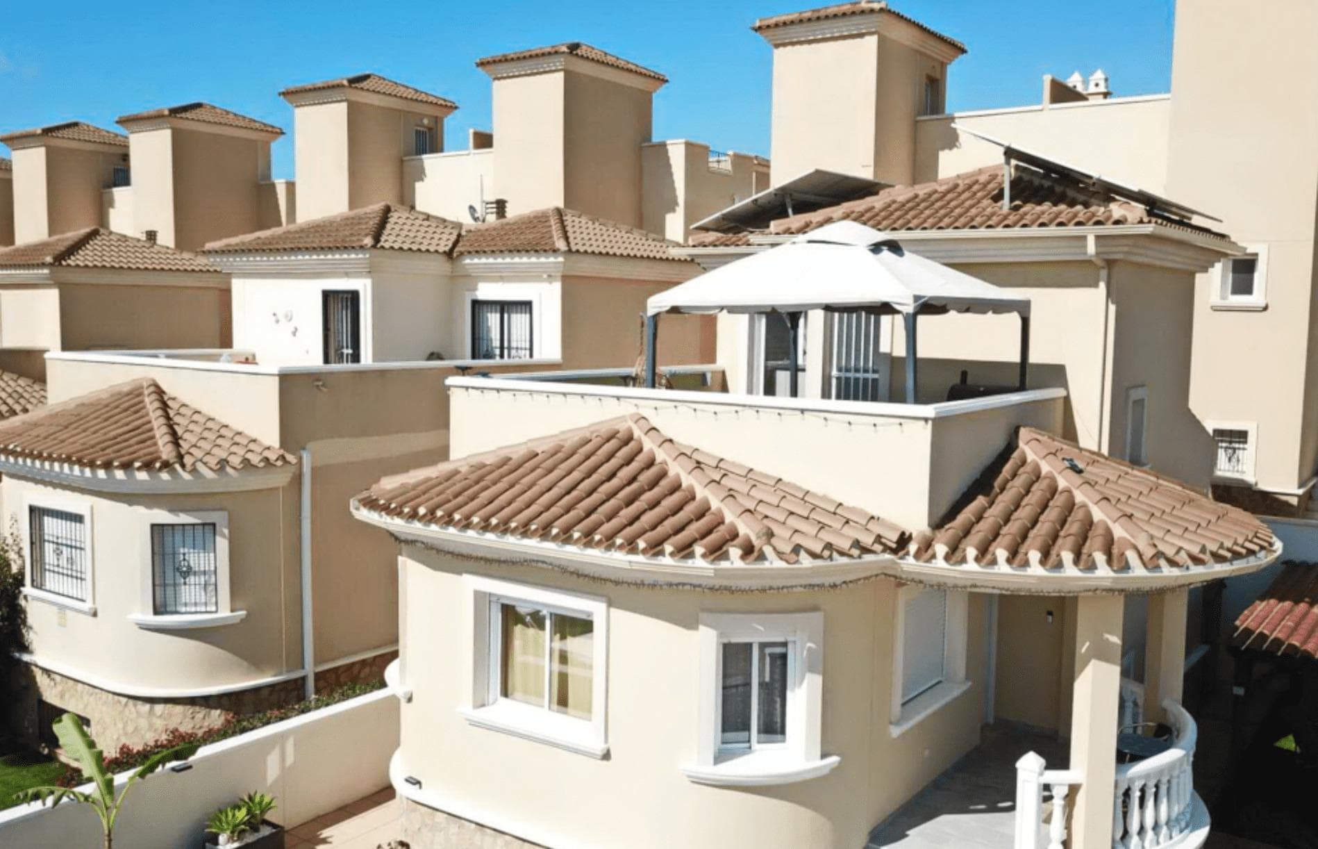 ¿Buscas un chalet independiente en una zona tranquila y segura con vistas increíbles al mar y a las salinas? ¡Tenemos lo que necesitas! Esta casa en esquina te ofrece la mayor tranquilidad y seguridad que buscas, con vigilancia contínua para que te sientas siempre protegido. Además, cuenta con paneles solares que cubren las necesidades diarias diurnas, incluyendo lavadora y secadora funcionando al mismo tiempo. La casa ha sido reformada completamente y está en perfecto estado. Cuenta con 4 dormitorios y 2 baños, armarios empotrados, trastero y amplias terrazas con barbacoa, una en la planta baja y otra en la planta alta. También podrás disfrutar de la piscina comunitaria y del garaje privado, aunque no será necesario guardar el coche dentro ya que siempre hay amplio espacio de aparcamiento en la zona. La casa tiene una orientación sur y este, lo que garantiza una gran cantidad de luz natural en todas las habitaciones. Además, cuenta con calefacción bomba de frío/calor eléctrica para que siempre estés cómodo en cualquier época del año. La casa tiene una parcela de 215 m² y una superficie construida de 163 m². No te pierdas la oportunidad de visitar esta casa adosada en una zona privilegiada con vistas increíbles. ¡Te enamorarás de ella!