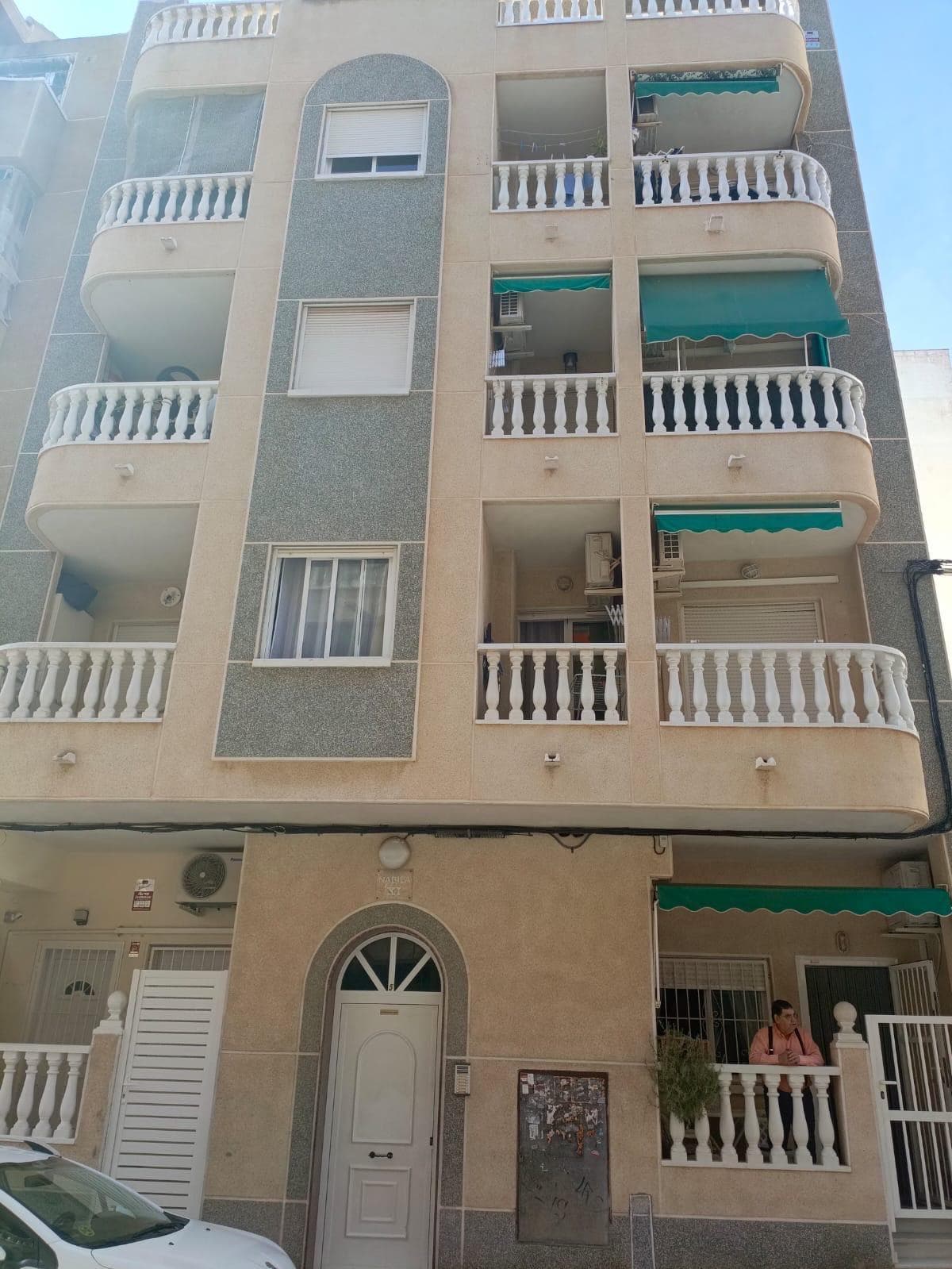 SMALL CENTRAL APARTMENT (42 m²) JUST 400 M FROM PLAYA DE LOS LOCOS AND 450 M FROM PLAYA DEL CURA. Centrally located, right between two of Torrevieja's most popular beaches, is this small, well-kept apartment (1st floor) with a balcony and a spacious bedroom. Everything is within walking distance. And you only have a 5-minute walk down to the central beach promenade. Yet it is a quiet residential area a little off the tourist trail and without direct through traffic. The location could hardly be better! KEY FEATURES: –The central location. Walking distance to everything, including two of Torrevieja's most popular beaches. –Bright living room with dining area, a small open kitchen, and access to a balcony facing east with morning sun. –1 spacious bedroom with large window and large built-in wardrobe. –1 bathroom with bathtub. OTHER ADVANTAGES: –Modern AC (Air source heat pump) in the living room for energy-efficient heating/cooling. The apartment is not new (the house was built in 1999) but is in good condition. It is sold complete with furniture and appliances and is ready to move into immediately. With this location, you are not only close to the beach, but within walking distance you will find hundreds of restaurants and cafes, several supermarkets, pharmacies, a 24-hour health centre, and all other services. And in Torrevieja, which with more than 106,000 permanent residents is the third largest city in the Alicante province, there is of course a complete range of shopping, entertainment, sports facilities, hospitals, and direct buses to Alicante airport (45 min). Do not miss this opportunity whether you expect to live all year round or are just looking for a holiday home close to everything! 📞 Contact us today for more information or to book a viewing. We speak Spanish, English, Polish, Russian, and Swedish. Write to us and you will be put in touch with a team member who speaks your language! 🔑