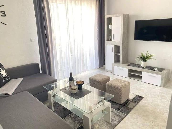 Apartamento Bonito. Torrevieja. Playa del Cura. Se vende un apartamento moderno con reforma de alta calidad, situado cerca del mar. El apartamento consta de un salón luminoso con cocina y salida a un balcón acogedor, un dormitorio y un baño. Excelente ubicación – ¡a solo 5 minutos andando de la playa! A 400 metros de la Playa del Cura – una de las mejores playas. A 600 metros de la Playa de los Locos – una playa amplia y espaciosa. Cerca hay un supermercado, tiendas, cafeterías, restaurantes y un hermoso paseo marítimo. El apartamento es muy acogedor, limpio y luminoso. Electrodomésticos nuevos.