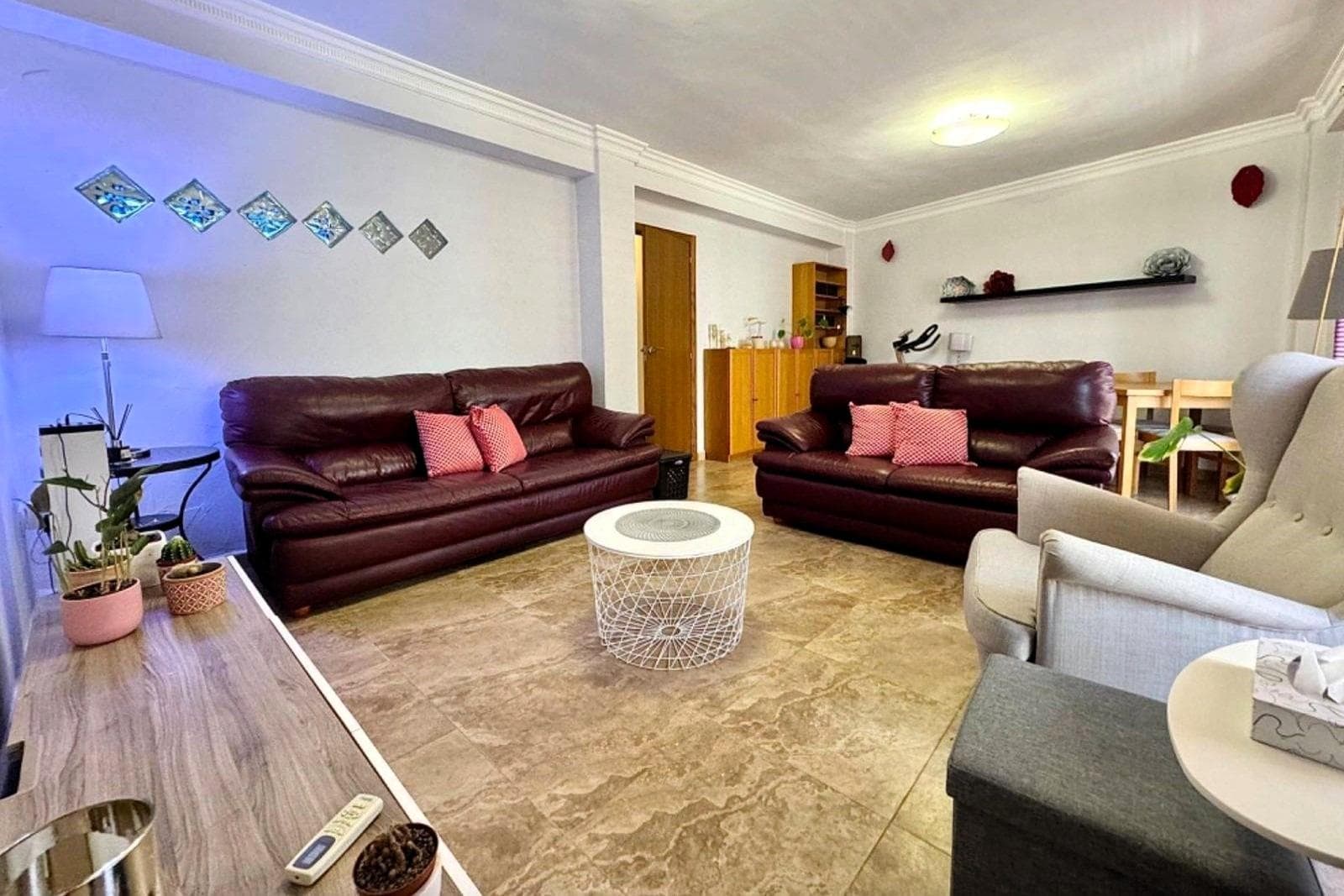 БОЛЬШАЯ, СВЕТЛАЯ И ОТРЕМОНТИРОВАННАЯ КВАРТИРА (110 м² - 3-Й ЭТАЖ), ПРЯМО В ЦЕНТРЕ ГОРОДА. ВСЕГО 5 МИНУТ ПЕШКОМ ДО ПЛАЙЯ-ДЕЛЬ-КУРА! Недавно отремонтированная квартира, очень хорошо спланированная, с 3 спальнями и 2 ванными комнатами прямо в центре города. Всего в 250 метрах от Mercadona, в 100 метрах от автобусной остановки и менее чем в 5 минутах ходьбы от набережной и пляжа Плайя-дель-Кура (350 метров). Идеально подходит как для проживания круглый год, так и в качестве апартаментов для отдыха! ГЛАВНЫЕ ХАРАКТЕРИСТИКИ: –Центральное расположение. Близко ко всему! –3 просторные спальни и 2 ванные комнаты. –Большая гостиная со столовой и выходом на большой балкон. –Большая отдельная кухня с небольшой обеденной зоной –Недавно отремонтирована и в очень хорошем состоянии. ДРУГИЕ ПРЕИМУЩЕСТВА: –Кондиционеры во всех комнатах для энергоэффективного охлаждения/обогрева. –Фильтр для питьевой воды, новые окна, бронированная дверь и т. д. –Гаражное место продается отдельно за 17 000 евро. –Большой балкон, выходящий на восток — летом тень. Здание было построено в 1970 году и находится в хорошем состоянии, хотя в нем нет лифта. Однако, поскольку сегодня существует много новых экономичных систем для установки в существующих зданиях, в сообществе обсуждается вопрос установки лифта. Но сама квартира была недавно отремонтирована и находится в отличном состоянии, готова к немедленному заселению! Вы находитесь не только в 5 минутах ходьбы от Плайя-дель-Кура и центральной набережной, но и в самом центре города. В пешей доступности у вас есть все необходимое. Множество ресторанов и кафе, несколько супермаркетов, аптек, круглосуточный медицинский центр и все другие услуги. А в Торревьехе, с населением более 106 000 человек и третьим по величине городом в провинции Аликанте, конечно же, есть полный спектр магазинов, развлечений, спортивных сооружений, больниц, школ и даже прямых автобусов до аэропорта Аликанте (45 мин). Не упустите эту замечательную квартиру, которая идеально подходит как для круглогодичного проживания, так и для отдыха! Свяжитесь с нами сегодня, чтобы записаться на просмотр. Мы говорим на вашем языке!