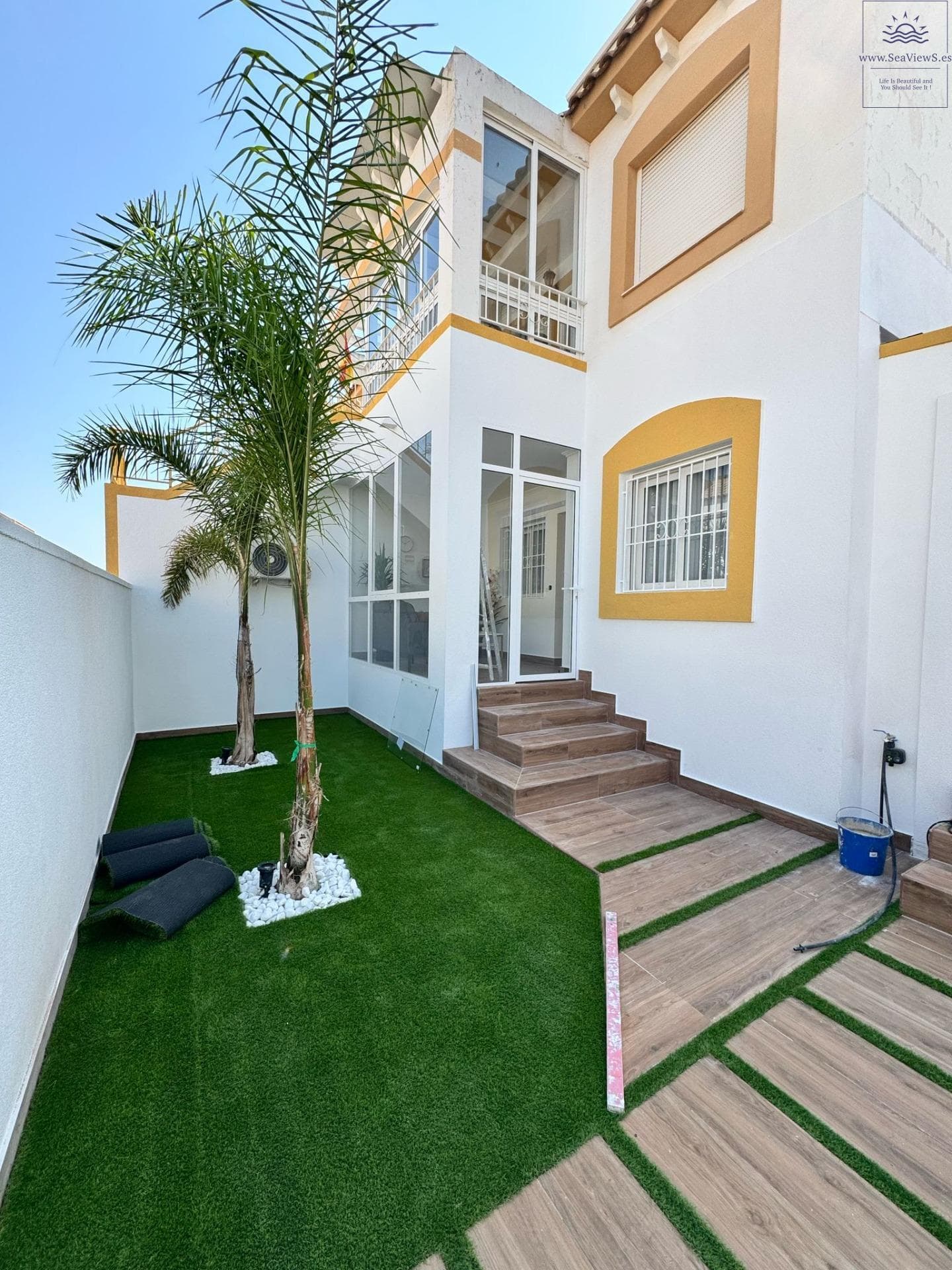 Bungalow after full renovation in Torrevieja Spacious and functional bungalow of 70 m² with a 50 m² plot. The property is unique as it consists of two separate apartments: – Main apartment: 2 bedrooms, 1 bathroom, living room, open kitchen, glazed terrace. – Studio apartment: separate entrance, open-plan kitchen, bathroom. The house is fully furnished with high-quality furniture and appliances. Recently renovated inside and outside, everything is in excellent condition. Features: – Underfloor heating in bathrooms – Air conditioning in living room and studio – Electric shutters at studio entrance – Smooth walls after renovation (rare in Torrevieja) – Fully furnished and equipped Plot 50 m²: – 2 palm trees and a banana tree – Automatic irrigation system with electronic control Urbanisation facilities: – Large communal swimming pool with natural grass sunbathing area – Tennis court – Football field – Basketball court – Large communal parking Location: – 900 m to the sea and marina – Close to promenade with tourist market and views of the salt lakes Main advantages: – Full renovation (inside and outside) – Two apartments in one bungalow – Fully furnished and equipped – Underfloor heating and air conditioning – Glazed terrace – Excellent urbanisation with pool and sports facilities – Only 900 m from the sea Perfect choice for living, holidays, or investment – live in one apartment and rent out the other. Contact us for more information or to arrange a viewing — we speak your language!