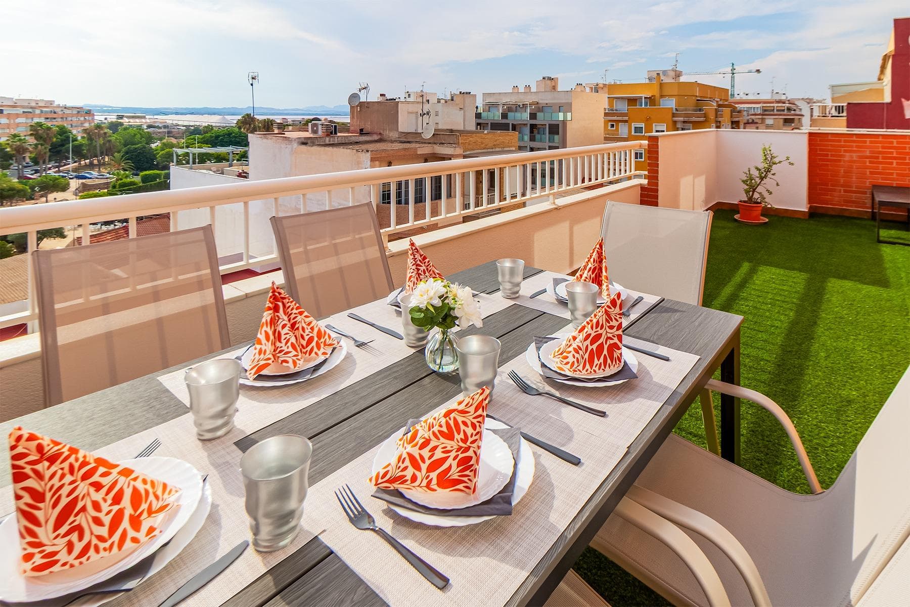 Apartment with terrace and solarium near Acequion beach For sale: a unique apartment that combines space, freshness of a brand-new renovation, and an unbeatable location in the very heart of Torrevieja. The property has 87 m², carefully designed for your comfort. Although the building was constructed in 2004, inside you will find an entirely new and modern space: bright walls, stylish finishes, and a fully equipped separate kitchen. You can move in and immediately enjoy life by the sea, with no renovations needed. The layout includes 3 bedrooms (two spacious doubles and a smaller one perfect as a child’s room or office), 2 bathrooms, a fully equipped kitchen, and a cozy living room that leads to a 28 m² terrace — ideal for breakfast in the sun or evening drinks at sunset. The highlight is your own private 30 m² solarium with breathtaking views of the Mediterranean, the lush Parque Doña Sinforosa, and the famous salt lake. It’s the perfect spot for barbecues, sunbathing, or simply watching the sunsets. Other features: air conditioning in every room, elevator in the building, fresh renovation, and a welcoming atmosphere that photos can hardly capture. Location: – 2 minutes walk to Acequion beach – 5 minutes to the central square and Town Hall – supermarkets, pharmacies, restaurants, clinics, and all amenities nearby – two large green parks within walking distance This is not just a property — it’s a Mediterranean lifestyle. A rare opportunity to combine seaside living with comfort and space. Contact us today to arrange a viewing — we speak your language!