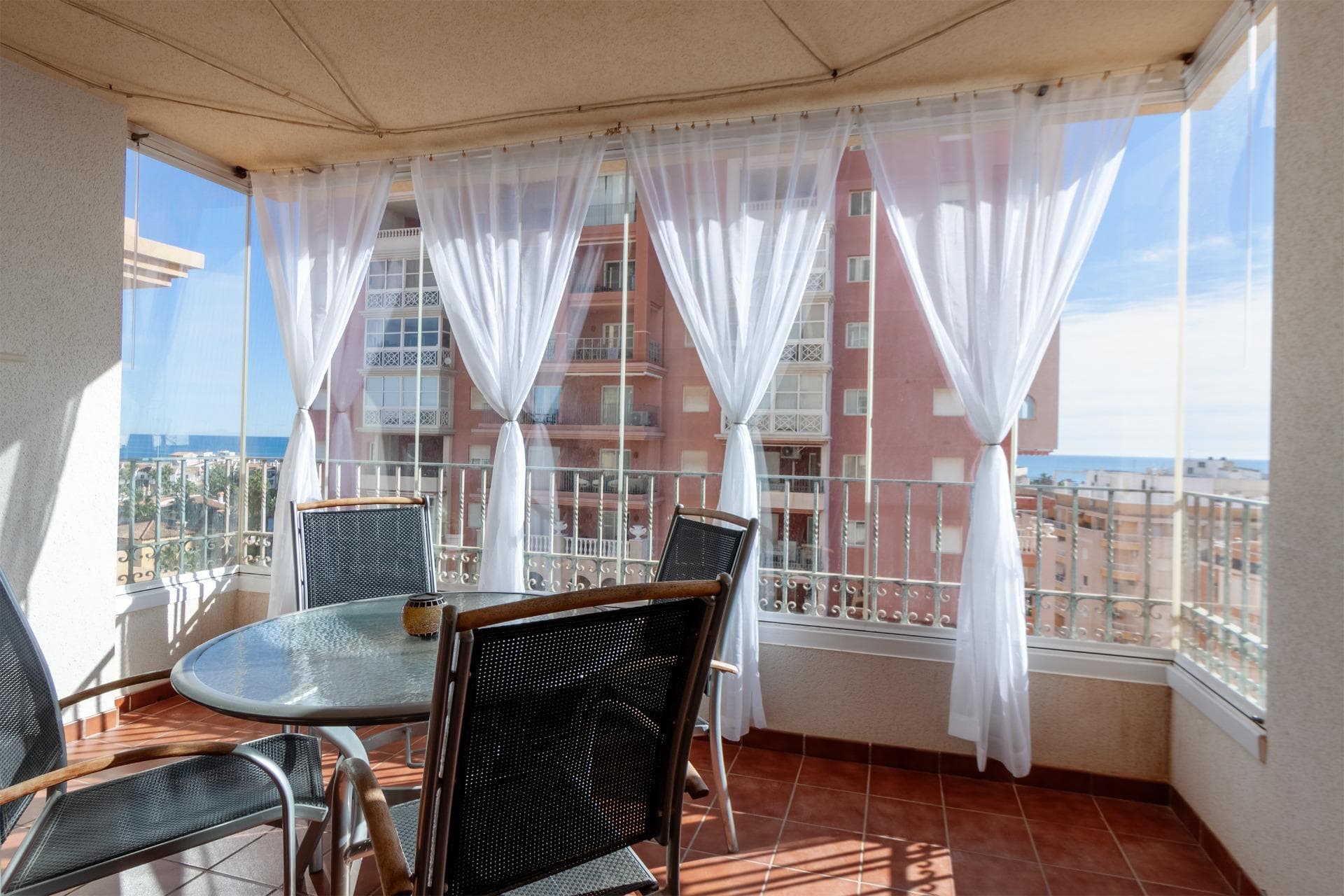 WONDERFUL APARTMENT (96 m² - 7th floor) WITH LARGE BALCONY AND SEA VIEW, COMMUNITY POOL AND ONLY 300 M TO THE BEACH! Well-kept and spacious apartment, close to the city centre, and only 300 m from Playa de los Locos - one of the beautiful beaches in Torrevieja. Close to a large supermarket (Consum) and 20 minutes’ walk to the beach promenade at Playa del Cura. Many cozy restaurants nearby, close to the pétanque courts in La Rosaleda and to the popular meeting point Los Angeles with restaurant, pool, and paddle courts etc. Very good public transportation with the city buses. A wonderful apartment, both to live in all year round and as a holiday home! KEY FEATURES: –Well-maintained and popular community with a large pool and only 300 m to Playa de los Locos. –Large glazed balcony with sea view. –Spacious living room with dining area, semi-open kitchen, and access to the balcony. –3 large bedrooms and 2 bathrooms (both with shower). –Not newly renovated but in very good condition, ready to move into immediately. OTHER ADVANTAGES: –AC (cooling/heating) in duct system throughout the apartment. –Close to a large supermarket (200 m to Consum). –Very good public transportation with the city buses – close to several bus lines. –Garage and storage room as an option: €18,000 –Community fees (incl. garage): €98/month. IBI €492/year. The building was constructed in 2007 and is well maintained. The apartment is not newly renovated but in very good condition and is being sold fully furnished, ready to move into immediately! The apartment is located right next to Playa de los Locos in one of the most popular areas of Torrevieja, both among year-round residents and tourists. Within walking distance, you have plenty of restaurants, bars and cafes, a large supermarket, pharmacy, and a health centre. Playa del Cura is about a 20-minute walk, and the bus terminal in the city centre is 1.7 km away. And with several bus lines nearby, you can easily get anywhere in Torrevieja with the city buses. And in Torrevieja, with more than 106,000 inhabitants and the third largest city in the province of Alicante, there is of course a complete range of shopping, entertainment, sports facilities, hospitals, schools, and also direct buses to Alicante airport (45 min). Don't miss out on this this well-kept and spacious apartment. A wonderful apartment, both to live in all year round and as a holiday home! Contact us today for a viewing!
