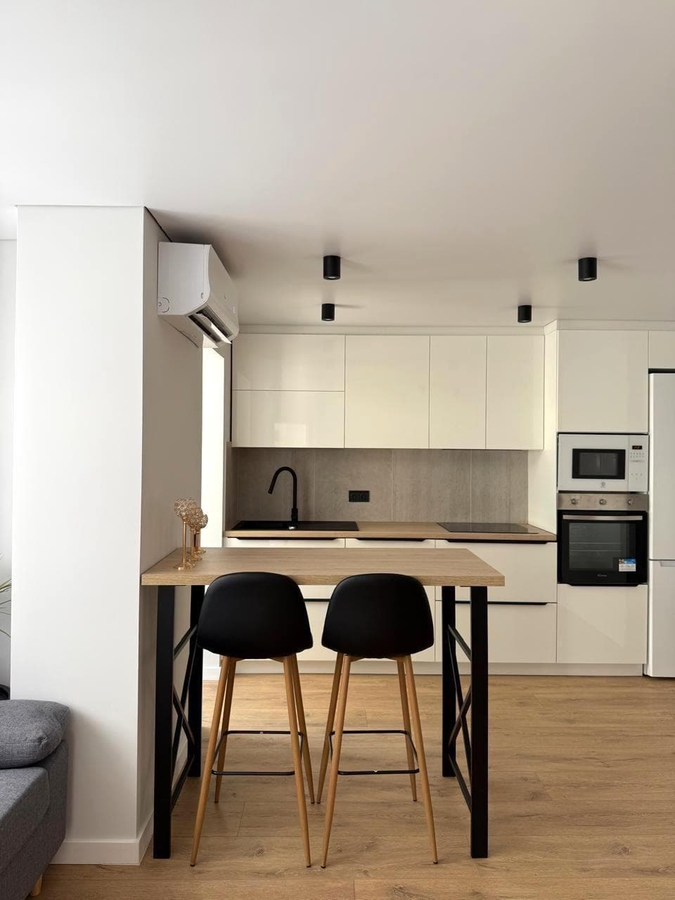 Трёхкомнатная квартира после капремонта — всего 50 метров от пляжа! Редкое предложение в Торревьехе: полностью обновлённая, очень светлая и уютная квартира практически у самой воды. Третий этаж, дом 1980 года, но внутри — современное пространство после капитального ремонта, куда можно въехать сразу. Общая площадь — 102 м², интерьер продуман до мелочей и создаёт ощущение свежести и комфорта. Планировка: – 3 спальни – современная ванная – кухня, объединённая с гостиной — много света и воздуха – терраса – кладовка 5 м² на соляриуме Преимущества: – капитальный ремонт, всё новое – квартира полностью меблирована – установленная техника, включая стиральную машину – кондиционеры – лифт – очень светлая, приятная и ухоженная Главная ценность — всего 50 метров до пляжа! Такие варианты появляются крайне редко: буквально минута пешком — и вы на песке у моря. Квартира идеально подходит для постоянного проживания, отдыха или сдачи в аренду. Заезжай и живи — никаких вложений. Хотите посмотреть или узнать больше? Пишите или звоните — мы всегда на связи и говорим на вашем языке.