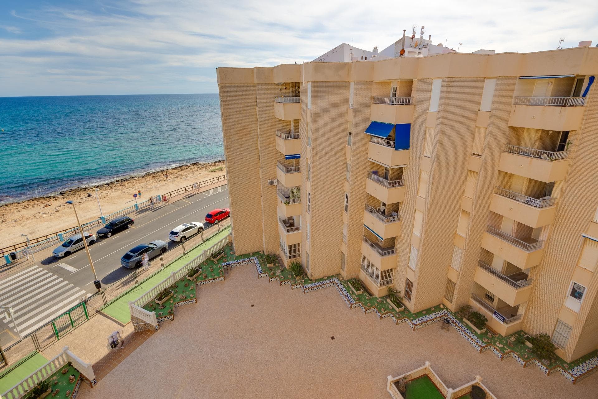 Vistas directas a la playa y espacio habitable mejorado en el corazón de Torrevieja Adéntrese en lo excepcional: este impresionante apartamento ofrece vistas panorámicas directas al mar desde su encantadora terraza, capturando el resplandeciente Mediterráneo justo a sus pies. Tras haber sido cuidadosamente transformado de un diseño de tres dormitorios a uno de dos dormitorios espaciosos, esta residencia ofrece ahora una mayor comodidad y elegancia, con salas de estar y comedores más amplios, dormitorios generosos y una distribución refinada en todo el conjunto. Situada en la Playa Los Locos, en Torrevieja, esta vivienda le permite estar a un paso de las doradas arenas, los cafés del paseo marítimo, los restaurantes y todos los servicios locales. Disfrutará de despertarse con vistas al mar, relajarse en la terraza mientras las suaves olas rompen y descansar en un espacio funcional, luminoso y abierto. La conversión a medida de tres a dos dormitorios se diseñó para mejorar el estilo de vida: se acabaron las habitaciones de invitados estrechas, ahora cada espacio tiene su función. La suite principal es muy espaciosa y el segundo dormitorio doble sigue siendo muy cómodo, ideal para la familia, los invitados o para utilizarlo como oficina o gimnasio. El salón-comedor diáfano es ahora lo suficientemente amplio como para recibir invitados, disfrutar de la vida cotidiana y contemplar las vistas al mar. Características principales: • Ubicación en primera línea con impresionantes vistas ininterrumpidas de la playa y la costa • Renovado con un alto nivel de calidad, reconvertido de 3 dormitorios a una configuración más lujosa de 2 dormitorios • Encantadora terraza para disfrutar de la brisa marina y las vistas: imagínese tomando un café por la mañana o una copa de vino por la noche con las olas como telón de fondo • Situado en el centro, pero tranquilo, lo que le permite disfrutar tanto de la vitalidad de Torrevieja como de la serenidad de la vida frente al mar • Ideal como residencia principal de ensueño, casa de vacaciones o inversión inteligente (combina una ubicación atractiva con una distribución optimizada). En resumen: se trata de una oportunidad única para adquirir una vivienda frente al mar cuya distribución típica se ha mejorado para convertirla en algo más elegante y espacioso. Si ha estado buscando una propiedad que combine vistas, calidad y estilo de vida, esta casa lo tiene todo.