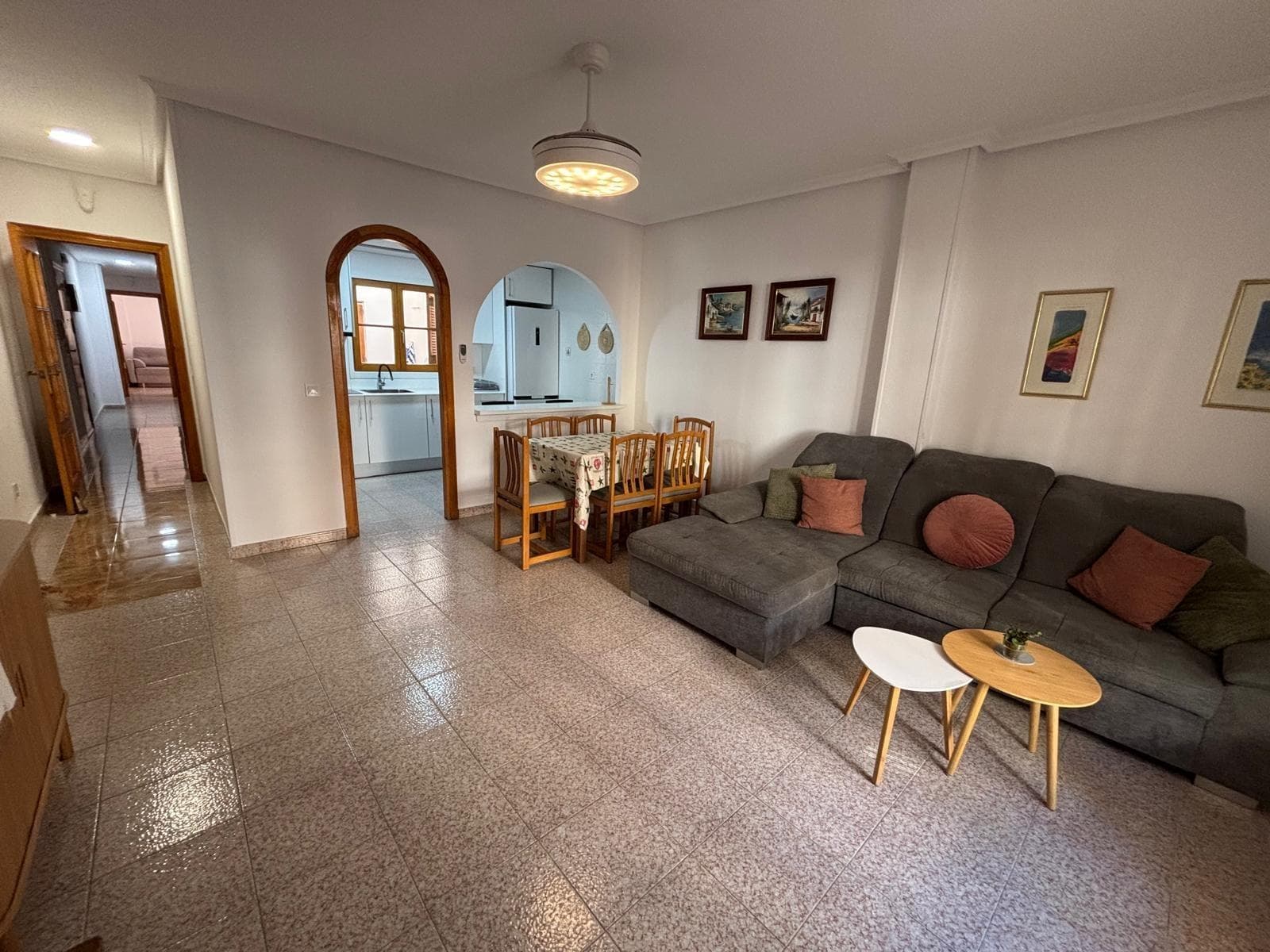 Descubre este encantador apartamento ubicado en la zona privilegiada de la Playa de Los Locos, Torrevieja. Con un precio atractivo de 219,000 euros y a solo 100 metros del mar, es el hogar ideal para disfrutar del estilo de vida mediterráneo. Este acogedor inmueble cuenta con dos habitaciones que ofrecen comodidad tanto para residentes como para invitados. Además, dispone de un baño completo bien distribuido que garantiza privacidad y funcionalidad. La ubicación estratégica permite acceder fácilmente a las hermosas playas cercanas así como también al centro urbano donde encontrarás variedad gastronómica y servicios esenciales. Perfecto como residencia habitual o segunda vivienda junto al mar Mediterráneo; sin duda esta propiedad te brindará momentos inolvidables bajo el sol español. No pierdas la oportunidad de adquirir este excelente apartamento en Playa Los Locos: tu refugio cerca del océano te espera.