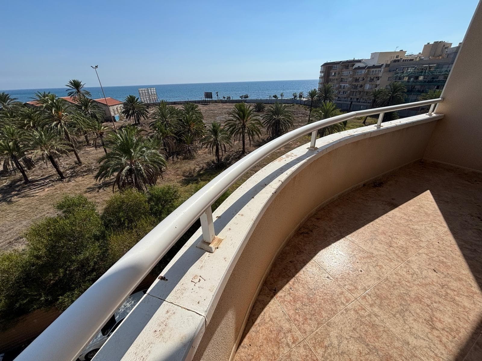 Descubre este espectacular apartamento con impresionantes vistas al mar, ubicado en la Calle La Sal. 🏖️ Con un diseño moderno y funcional, esta propiedad cuenta con tres amplios dormitorios 🛌 que ofrecen comodidad y tranquilidad para toda la familia. Disfruta de dos baños perfectamente equipados 🚿, ideales para el día a día. La joya de este inmueble es su amplia terraza 🌅 donde podrás relajarte mientras contemplas las magníficas puestas de sol sobre el océano. Además, todo el espacio es exterior lo cual garantiza una excelente iluminación natural durante todo el año ☀️. Totalmente amueblado y listo para entrar a vivir, se encuentra en la tercera planta del edificio 📦 ofreciéndote privacidad sin sacrificar accesibilidad. Situado a solo 50 metros de la playa 🌊🏄‍♂️ te permitirá disfrutar del estilo de vida costero al máximo; ideal tanto como residencia permanente o inversión vacacional 💼. Con un tamaño total de 80 metros cuadrados construidos 🔑 , cada rincón está diseñado pensando en tu confort y bienestar. No pierdas esta oportunidad exclusiva.