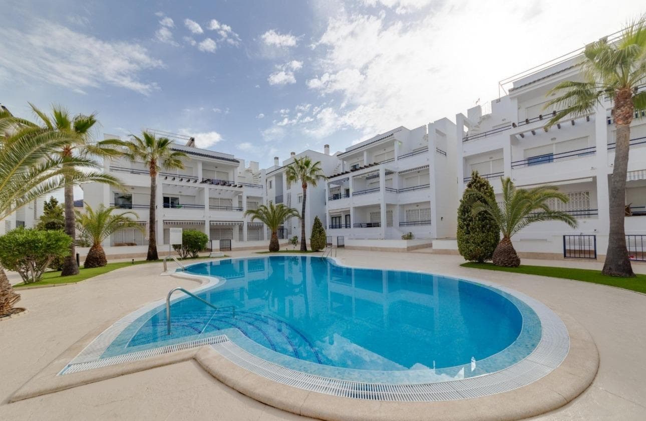 🌊 ¡Oportunidad única! Descubre este fantástico apartamento en primera planta, situado a solo 240 metros del mar en La Veleta. 🏖️ Esta encantadora vivienda de generosos 90 m² construidos cuenta con dos habitaciones y dos baños completos. Su cómodo salón se conecta directamente con una amplia terraza donde podrás disfrutar de vistas despejadas al horizonte 🌅. Además, incluye una moderna cocina americana totalmente equipada y galería para mayor comodidad. El inmueble está construido con materiales de alta calidad y se encuentra en perfecto estado de conservación, siendo ideal tanto como hogar habitual o inversión 💼💰. El precio también abarca una plaza de garaje privada 🚗 así como un trastero muy amplio 📦 que maximiza tu espacio almacenaje. Ubicada estratégicamente cerca de todos los servicios esenciales: supermercados 🛒 , paradas de autobuses 🚍y taxi 🚖 además del hospital universitario 🏥 . Los gastos comunitarios son razonables (624 € anuales), e IBI es accesible (420 € anuales). Aunque el acceso es por escaleras ya que no dispone de ascensor 🔝; las ventajas superan cualquier inconveniente potencial 🌟. También tendrás acceso a piscina comunitaria🏊‍♂️; ¡no pierdas esta oportunidad!