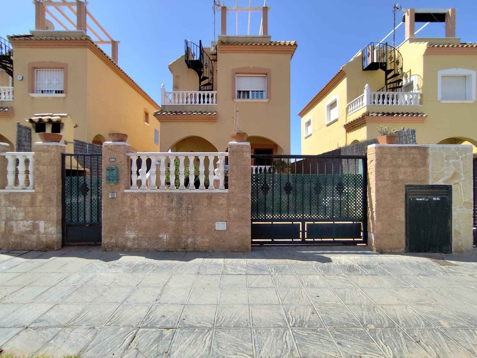 Villa in Torrevieja, Built Surface 95m2, Plot Area 169m2, 3 Bedrooms, 2 Bathrooms, Solarium 40 m2, Own Pool! Urbanization. Barbecue Possibility of making basement Near VIRGEN DEL CARMEN school, LAS MONJAS, INSTITUTO MEDITERRANEO. Supermarkets, parks, children's areas Do not hesitate to contact us! Apartment booking is possible remotely. Write or call me for detailed information about the property. Happy to answer all your questions!