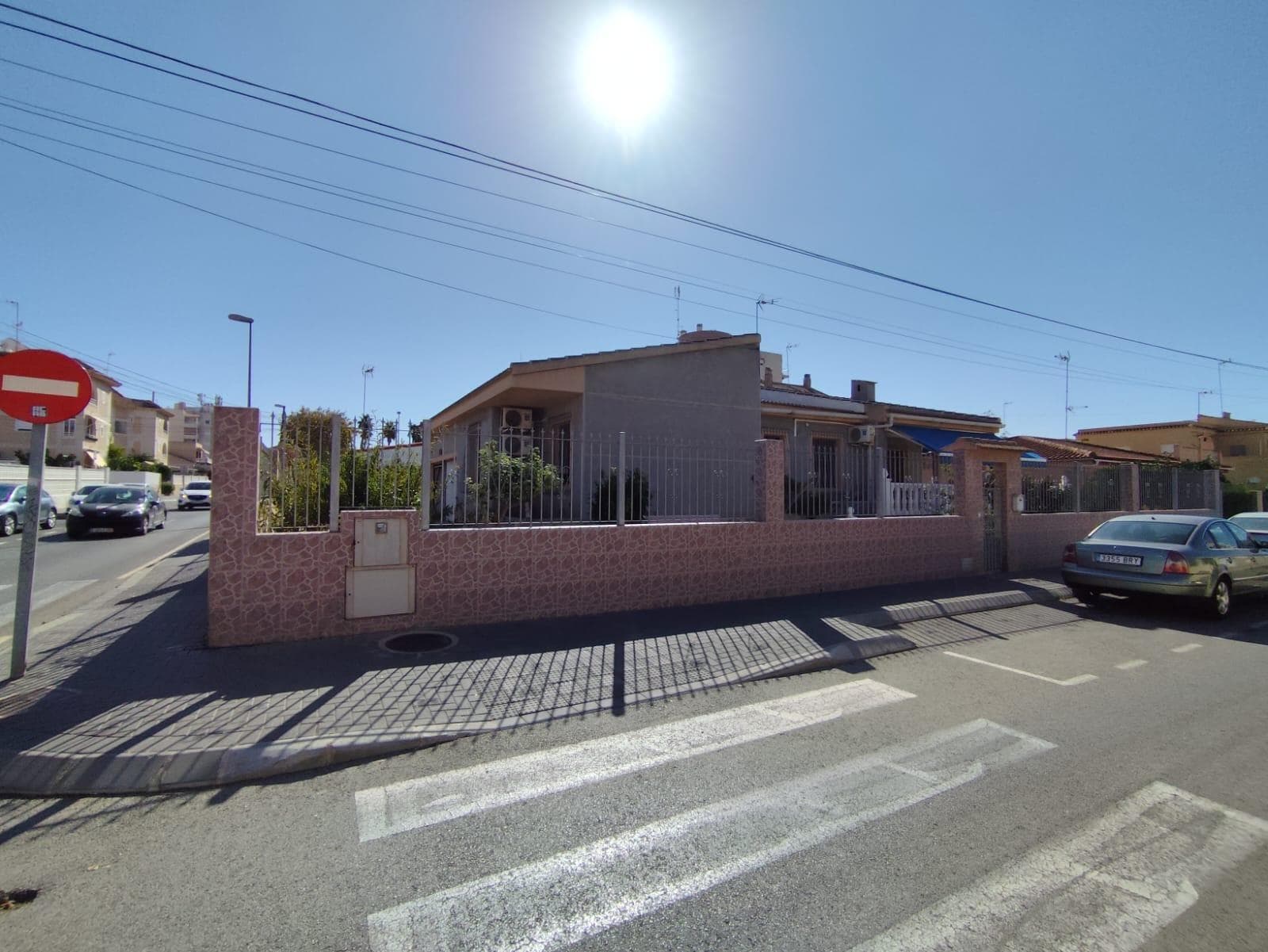 Villa in Torrevieja, Built Area 195m2, Plot Area 300m2, 4 Bedrooms, 2 Bathrooms, Garage for 2 cars, Urbanization. Do not hesitate to contact us! Apartment booking is possible remotely. Write or call me for detailed information about the property. I am happy to answer all your questions!