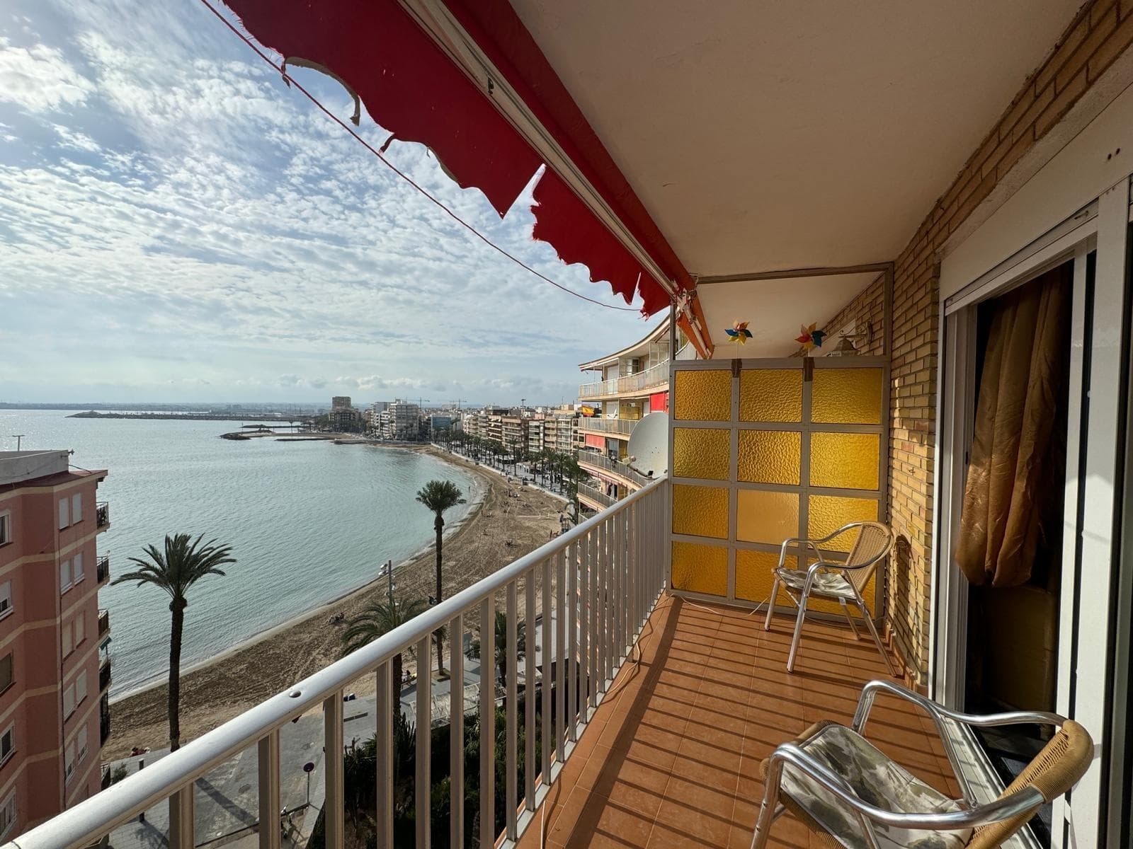 An 8th floor apartment is offered for sale on the first line of Del Cura beach! with sea views! The property consists of 3 bedrooms, 1 bathroom, separate kitchen, fully furnished and equipped, large living room with access to a terrace. With South West orientation! The property is presented in perfect condition. Do not hesitate to contact us! Apartment booking is possible remotely. Write or call me for detailed information about the property. I am happy to answer all your questions!