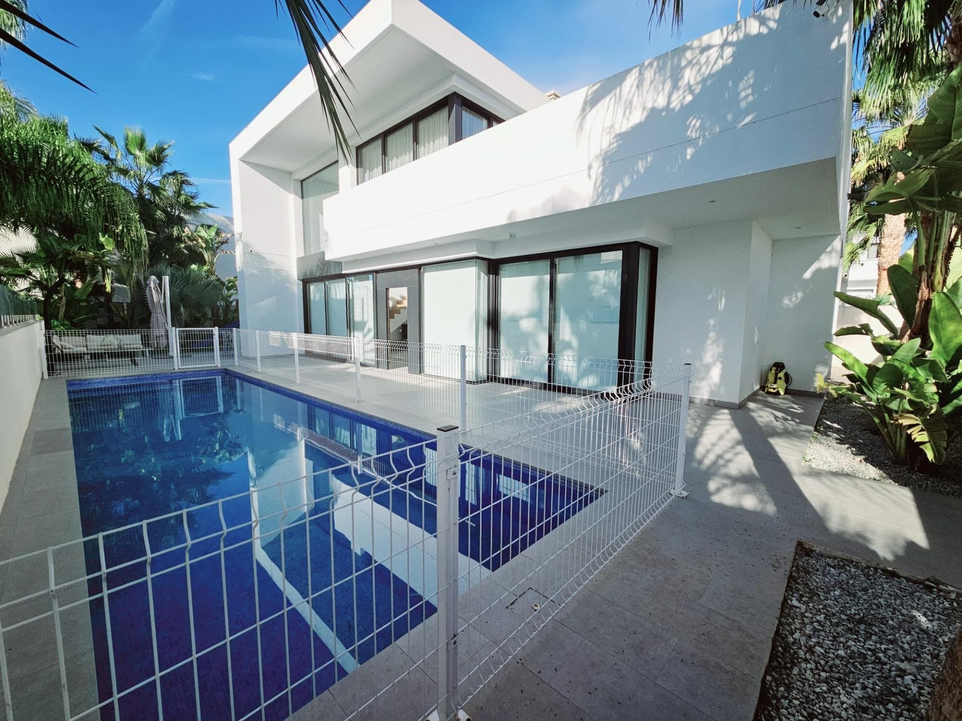 Villa en Doña Pepa, con 191 m² construidos, 400 m² metros de parcela, 3 dormitorios, 3 baños, 1 garaje/s, nuevo, exterior, 3 armarios, 1 terraza(s), 20 m² de terraza, cocina independiente, amueblado, orientación sur, menos de 5 años, zonas verdes, piscina privada, cuota ibi: 544€ Espectacular villa en Doña Pepa, Ciudad Quesada con parcela de 400 m2 con piscina privada y zonas ajardinadas. La vivienda tiene 191 m2 y está inundada por la luz que entra por sus amplios ventanales en todas las estancias de la casa, consta de 3 dormitorios, 3 baños, amplísimo salón-comedor, cocina independiente y vestidor. También tiene un garaje cerrado, lavadero y una terraza muy grande en el dormitorio principal.