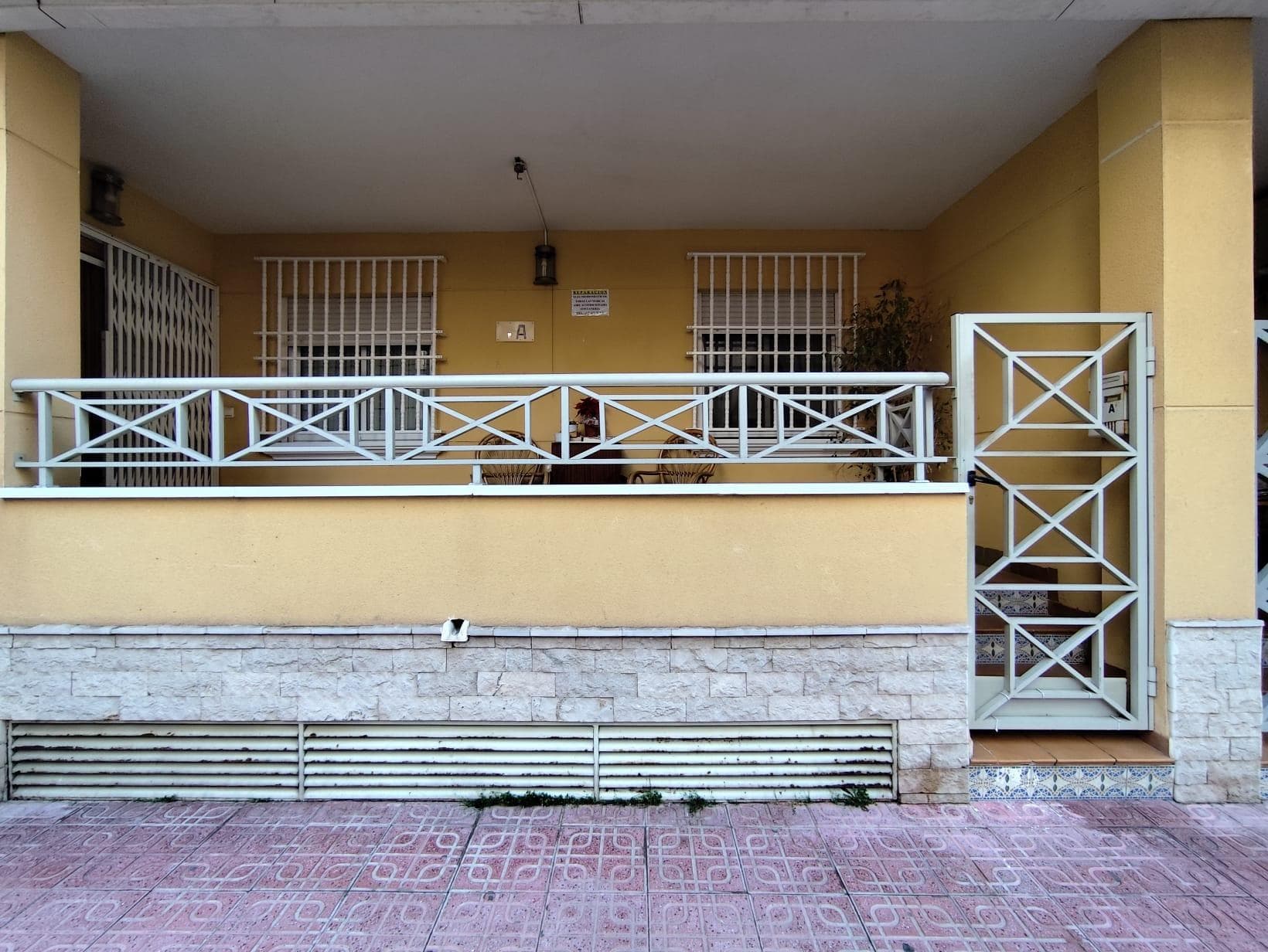 Se ofrece a la venta un apartamento en planta baja. A 150M de la Playa del Cura. La propiedad consta de 4 dormitorios, 2 baño, cocina americana totalmente amueblada y equipada, amplio salón-comedor con acceso a una terraza. Con Orientación sureste!  La propiedad se presenta en perfecto estado de conservación. No dude en contactarnos para recibir más información detallada. Estaremos encantados de atender cualquier consulta que pueda tener.