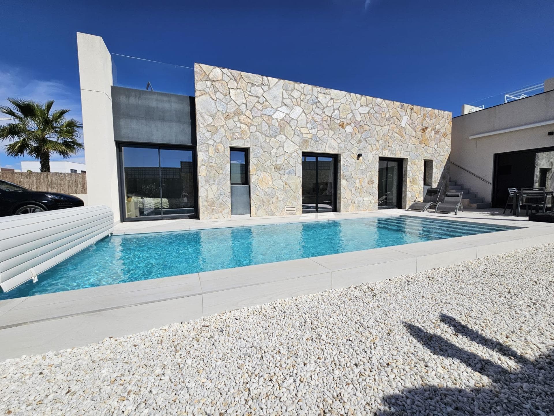VILLA EN ALGORFA, AL LADO DEL CAMPO DE GOLF LA FINCA, TIENE UNA PARCELA HACIENDO ESQUINA DE 448 m2 y VIVIENDA DE 119 M2 + 61 M2 DE SOLARIUM, TODO EN PLANTA, CON 3 DORMITORIOS, 2 BAÑOS, AMPLIO SALÓN-COMEDOR CON COCINA Y PISCINA PRIVADA, VISTAS DESPEJADAS. LA VIVIENDA ESTA PARA ENTRAR A VIVIR, TIENE AIRE ACONDICIONADO POR CONDUCTOS CON AIR ZONE Y PLACAS SOLARES