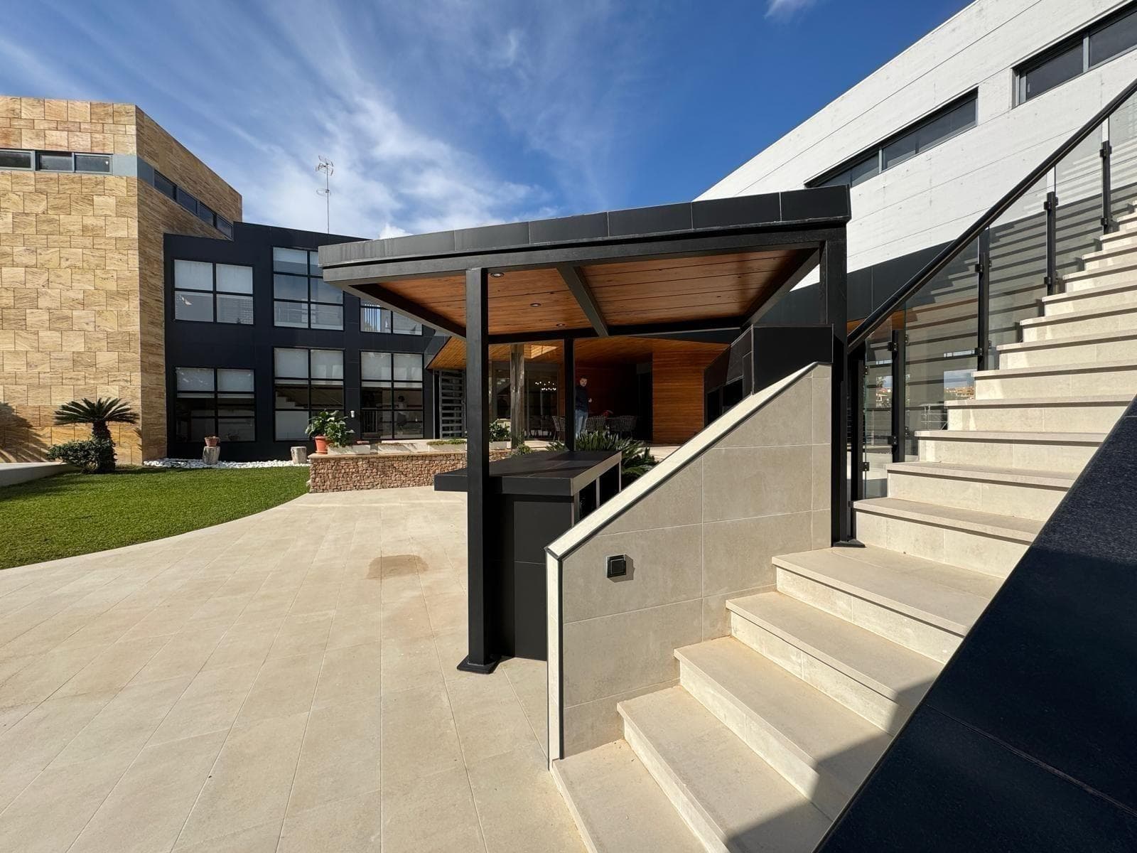 ¡Exclusiva villa de lujo en venta! Le presentamos una impresionante villa que combina elegancia, confort y exclusividad en cada detalle. ✨ Características principales: ▪ Superficie del terreno: 1500 m² ▪ Superficie construida: 846 m² ▪ Dormitorios: 7 ▪ Baños: 8 ▪ Plazas de aparcamiento: 7 ▪ Piscina privada Diseño y materiales: El interior de la villa está decorado con mármol natural y maderas africanas exclusivas, que realzan su sofisticación y distinción. Amplios ventanales inundan los espacios con luz natural, creando una atmósfera de lujo y bienestar. Ubicada en una zona privilegiada, esta villa es ideal para quienes buscan privacidad, confort y exclusividad en un entorno inigualable.