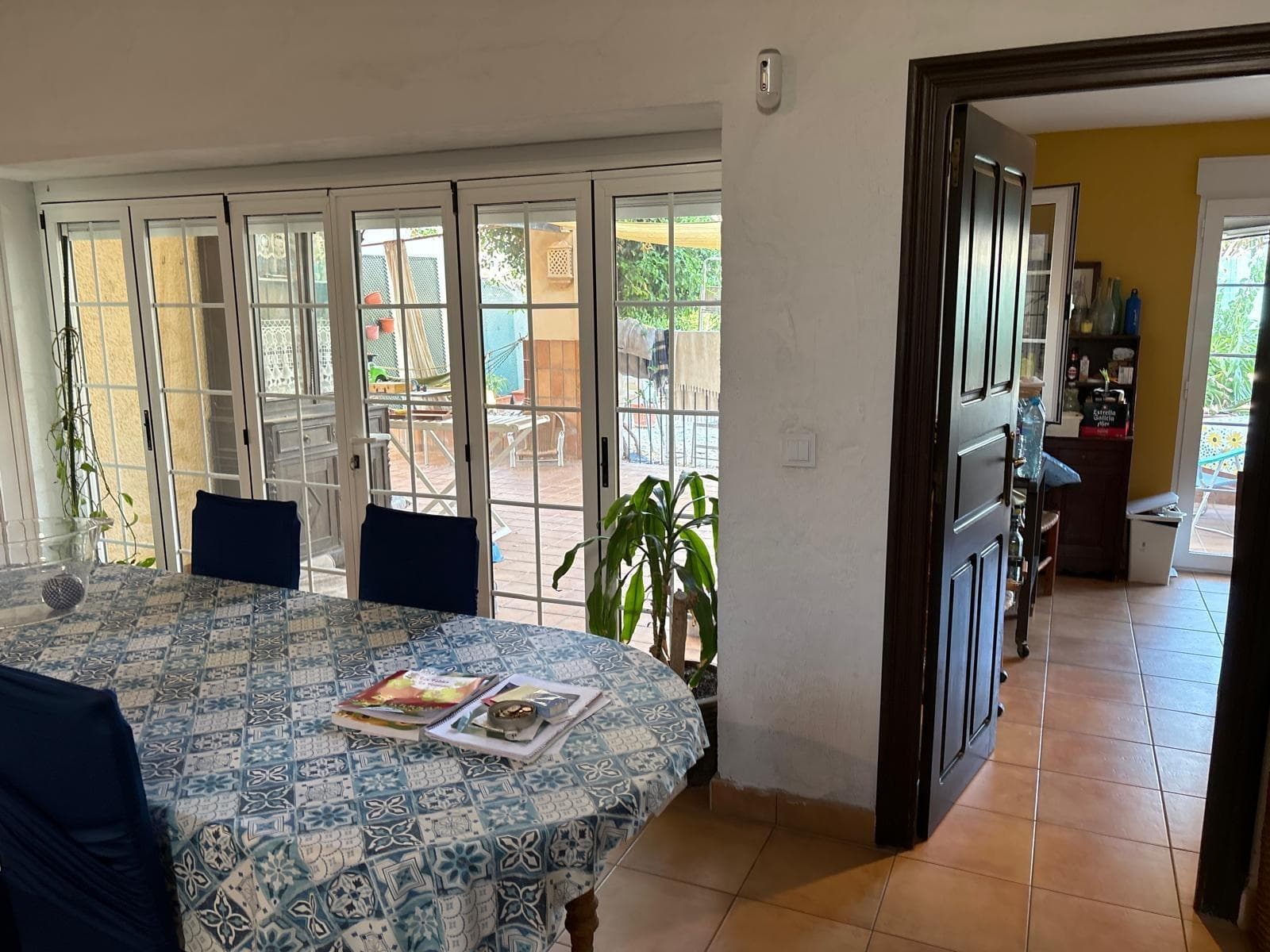 🏡 Fantastic villa with private pool and large garden! We present this spectacular detached home, perfect for those seeking space, comfort, and quality of life in a peaceful, natural setting. ✨ Main features: 🛏 4 spacious and bright double bedrooms 🛁 4 full bathrooms, ideal for large families or guests 🌳 Large private garden, perfect for relaxing, enjoying nature, or hosting outdoor gatherings 🏊 Private pool, ideal for cooling off and making the most of summer days Inside, the home has everything you need for a comfortable and cozy life: 🍽️ Fully equipped kitchen 🛋️ Living room, dining room, and a warm living room with a fireplace, creating a cozy atmosphere in the colder months This property is ideal both as a permanent residence and for vacation use or investment due to its size, layout, and charm. 📲 Don't miss this unique opportunity! Contact us for more information or to schedule a viewing. Your new home is waiting for you!