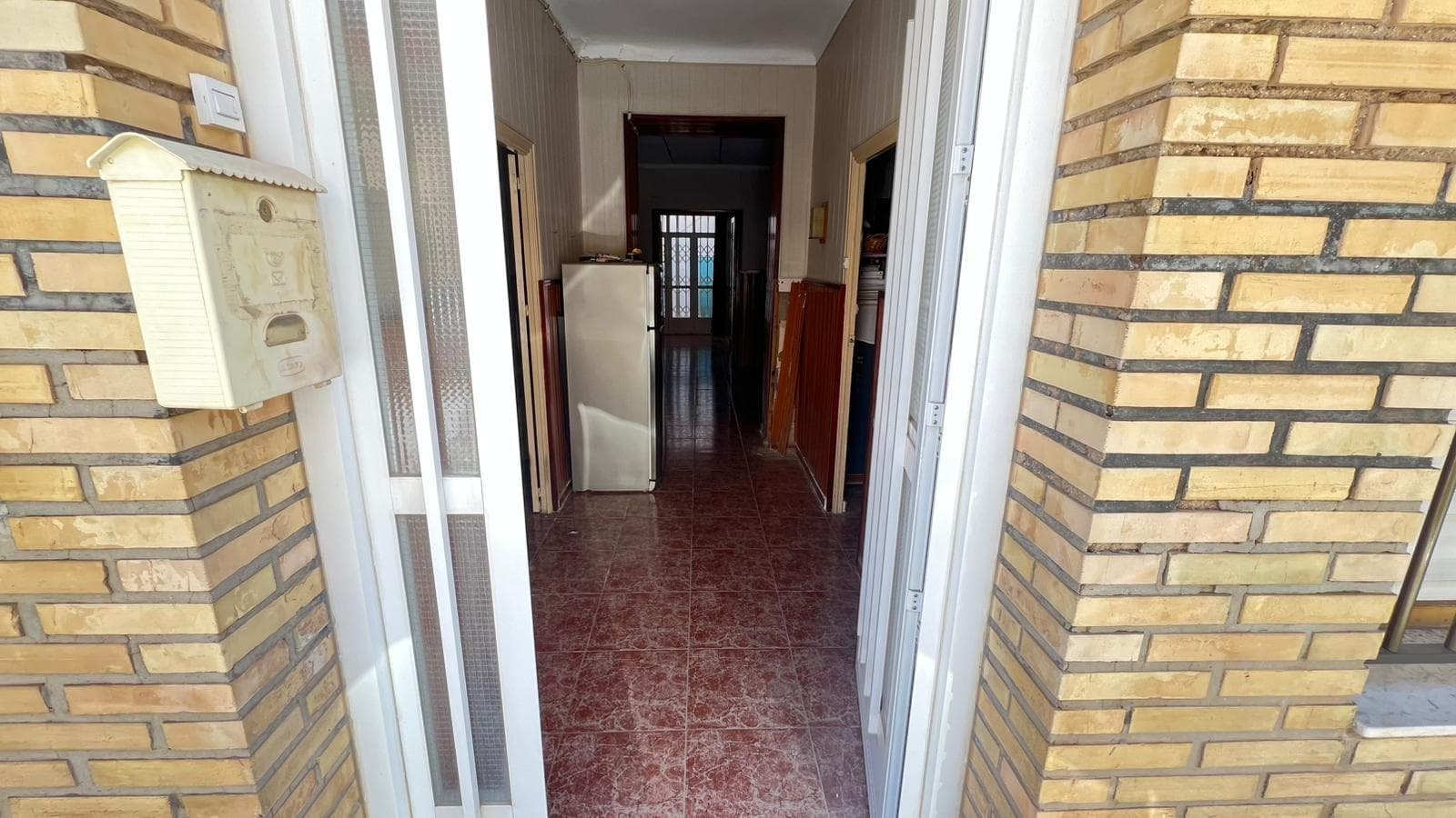 🏠 GREAT OPPORTUNITY TO RENOVATE AND PERSONALIZE TO YOUR TASTE 🛠️ Looking for a spacious home with the potential to transform it into the home of your dreams? This 120m² ground floor apartment is just what you need. Located in a quiet area with many possibilities, this property requires partial renovation, but offers a solid foundation and plenty of space to let your imagination run wild. ✨ Spacious and functional layout: 4 double bedrooms, all of a good size and interconnecting Cozy living room Separate kitchen 1 bathroom with shower (to be completely renovated) Dining room with direct access to the patio 🌿 Ideal outdoor space to enjoy: From the dining room, you access a large patio, perfect for setting up a barbecue area, garden, or relaxation corner. It also has stairs that lead to the roof, which needs to be renovated, but with the possibility of building a second floor, thus further increasing the value and space of the home. 🔧 A solidly built home, ideal for those looking to renovate and adapt it to their personal style. With a little investment and foresight, this house can become a gem. 💡 Ideal for families, investors, or lovers of charming projects. Don't miss this opportunity to create the home you've always wanted! Contact us for more details or to schedule a viewing.
