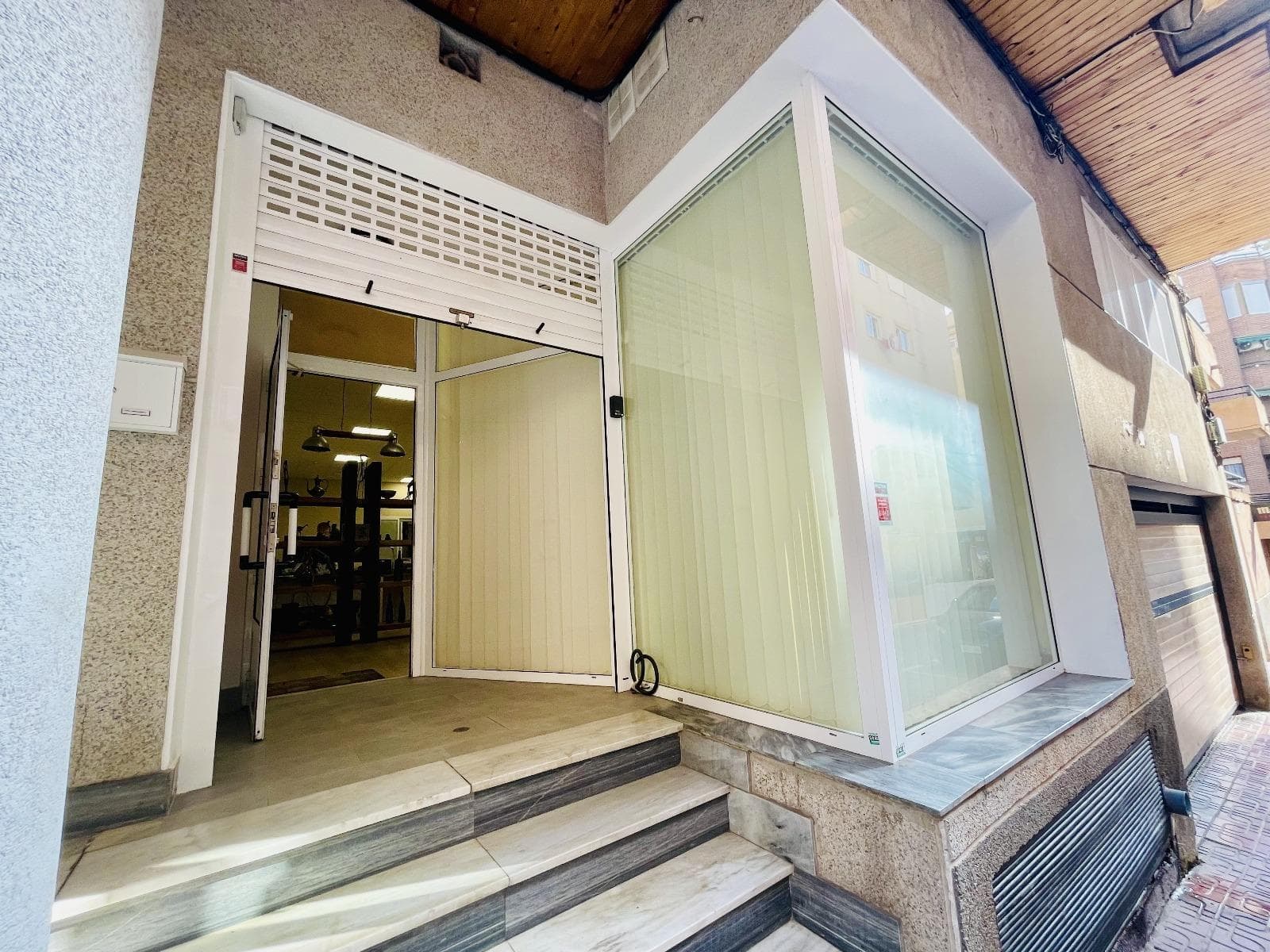 🏢 LARGE COMMERCIAL SPACE 400 METERS FROM THE BEACH – VERSATILE AND READY FOR YOUR PROJECT! 🌊 Are you looking for a space with potential, close to the sea, and with multiple uses? This 165 m² commercial space, located just 400 meters from the beach, is an ideal opportunity for entrepreneurs, investors, or companies looking to establish themselves in a strategic, high-traffic area. 📐 Smart and functional layout: Spacious ground floor with open-plan space that can be adapted to suit your business Fully equipped kitchen, ideal for hospitality, takeaway, or even as an employee break area 2 full bathrooms, both with showers A second mezzanine-style floor with an interior window that allows you to view the ground floor, previously used as an office or administrative area 🔄 A multipurpose space: Although it was previously used as an office, this space can be transformed into a shop, beauty center, coworking space, professional office, showroom, or whatever your project requires. The possibilities are endless. 📍 Strategic location: Just a few steps from the sea and surrounded by services, shops, restaurants, and homes, ensuring visibility and a constant flow of potential clients. 💼 Ideal for those looking for a well-equipped space in an excellent coastal area, ready to adapt to their style or activity. 📲 Bring your project to life in this charming and promising space! Contact us for more information or to arrange a viewing.