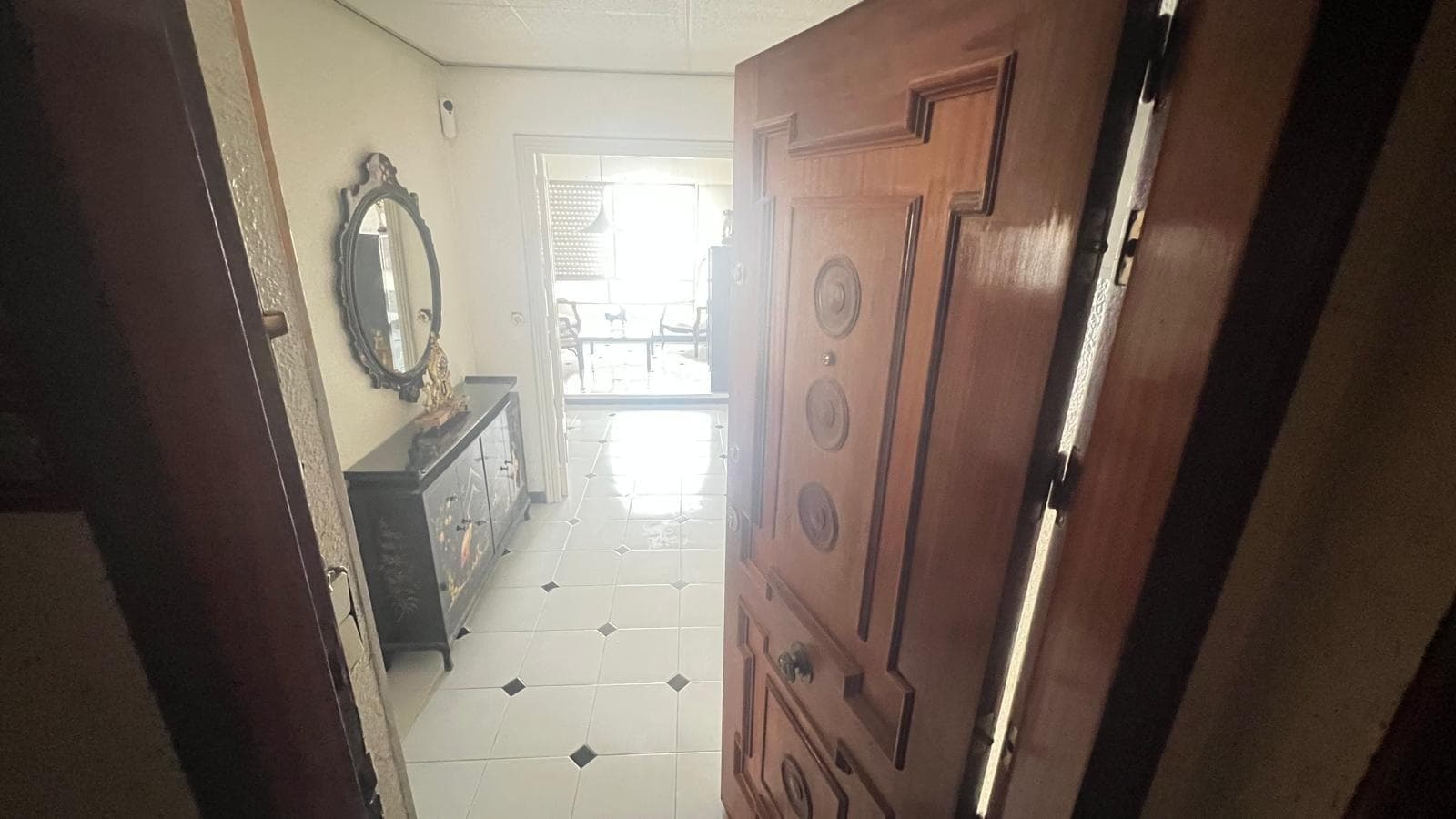 🌟 Tu nuevo hogar cerca del mar te está esperando 🌟 Presentamos este amplio y luminoso apartamento en la tercera planta de un edificio bien ubicado, ideal para quienes buscan espacio, comodidad y la brisa del mar a solo pasos de casa. Con 110 m², esta propiedad ofrece una distribución inteligente y funcional: 🛏️ 3 habitaciones (dos simples y una doble con baño en suite), 🛁 2 baños (uno completo y un aseo de cortesía), 🛋️ Un salón espacioso y lleno de luz natural, 🍽️ Cocina independiente con lavadero, 🌞 Y una terraza principal accesible desde el salón, perfecta para disfrutar del aire libre, leer, o simplemente relajarte. Gracias a su posición en esquina, el apartamento tiene vistas a tres calles, lo que garantiza luz natural durante todo el día y una sensación de amplitud que se respira en cada rincón. 📍 Ubicado a tan solo 700 metros de la playa, con todos los servicios esenciales a su alrededor: supermercados, colegios, transporte, restaurantes... todo lo que necesitas a pocos minutos caminando. ✨ La vivienda está en buen estado y lista para entrar a vivir, aunque ofrece el potencial perfecto para que la adaptes a tu gusto con pequeñas reformas. ¿Buscas un lugar para vivir, invertir o tener tu refugio junto al mar? Esta puede ser la oportunidad que estabas esperando. 💭 Haz realidad tu sueño de vivir cerca del mar, en una zona con encanto y todas las comodidades. ¡Contáctanos hoy mismo para más información o para agendar una visita! 📌 Tu nuevo hogar empieza aquí.