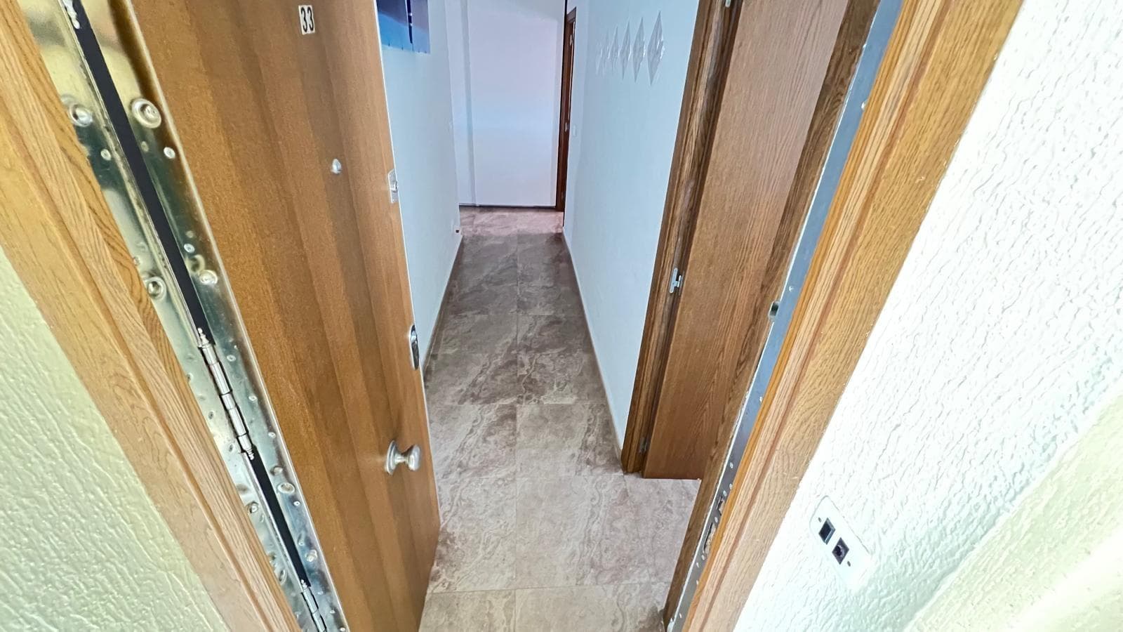 🌞 Vive el encanto del centro de Torrevieja con vistas al mar 🌊 Te presentamos este precioso apartamento en la tercera planta, ubicado en pleno centro de Torrevieja, una zona con todos los servicios a tu alcance y a solo unos minutos del mar. Con 110 m² útiles, esta vivienda destaca por su amplitud, luminosidad y una distribución pensada para disfrutar de cada espacio: 🛏️ 3 habitaciones dobles, perfectas para toda la familia o para recibir invitados cómodamente. La habitación principal tiene acceso directo a la terraza, al igual que el amplio salón. 🛁 2 baños completos, ambos equipados con platos de ducha para tu confort. 🍽️ Cocina independiente totalmente equipada, lista para que la disfrutes desde el primer día. 🌅 Terraza con vistas laterales al mar, ideal para desayunar con la brisa marina o relajarte al atardecer. Gracias a su orientación y altura, la vivienda recibe luz natural durante todo el día y ofrece una sensación de tranquilidad en pleno corazón de la ciudad. 🚫 Único detalle a tener en cuenta: el edificio no dispone de ascensor, aunque las escaleras son cómodas y bien mantenidas. ✅ Una excelente opción tanto para vivir todo el año, como para segunda residencia o inversión. 📍 Ubicación privilegiada, con supermercados, restaurantes, tiendas y la playa a tan solo unos pasos. 🔑 ¡Lista para entrar a vivir! No pierdas la oportunidad de conocer este fantástico piso con alma de hogar. 📞 Contáctanos y agenda tu visita hoy mismo.