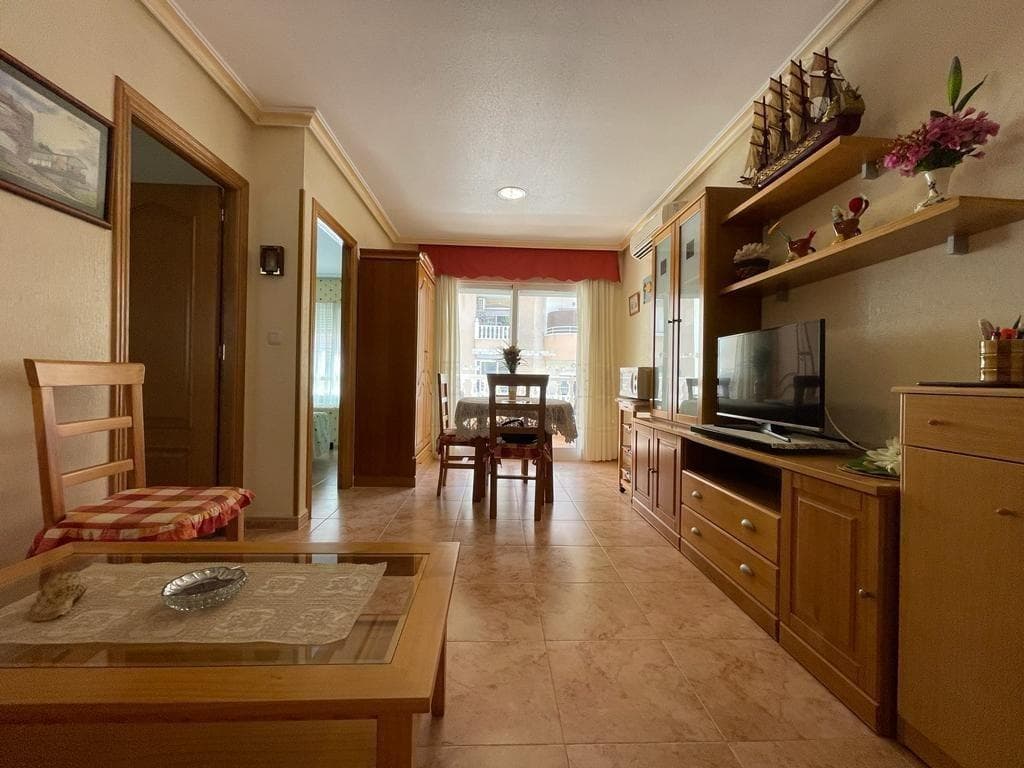 Se vende amplio apartamento en la pintoresca ciudad de Torrevieja, provincia de Alicante, España. Nos complace ofrecerles la oportunidad de adquirir un apartamento que será el lugar ideal para disfrutar de una cómoda estancia o vacaciones en la hermosa costa de España. Las principales características de este atractivo apartamento son: 1. Dos amplios dormitorios: el apartamento cuenta con dos acogedores dormitorios en los que podrán disfrutar de un buen descanso tras un largo día en la playa o explorando la ciudad. 2. Un baño completo: el apartamento incluye un moderno cuarto de baño equipado con todas las comodidades necesarias para su uso diario. 3. Aire acondicionado instalado: es importante mantener una temperatura agradable y fresca durante los calurosos días de verano. El apartamento está equipado con aire acondicionado, lo que garantizará su confort durante todo el año. 4. Amplia terraza con orientación sur: el apartamento cuenta con una espaciosa terraza orientada al sur. Aquí podrán disfrutar de los rayos del sol, pasar tiempo al aire libre y disfrutar de las maravillosas vistas de los alrededores. 5. Cerca de la playa: a solo 300 metros del apartamento se encuentra una hermosa playa de arena. Podrán disfrutar de días de descanso en la playa, paseos por la costa y refrescantes baños en el mar. 6. Dos plazas de aparcamiento incluidas en el precio: disfrutarán de la comodidad y seguridad de tener dos plazas de aparcamiento en el edificio, lo que facilitará el almacenamiento y acceso a su vehículo. Si están interesados en adquirir este encantador apartamento en Torrevieja, no duden en contactarnos a través de los datos de contacto proporcionados. Estaremos encantados de responder a sus preguntas, proporcionar información adicional y organizar una visita al lugar. ¡No pierdan la oportunidad de adquirir un apartamento que ofrece comodidad, comodidades y proximidad a la playa!