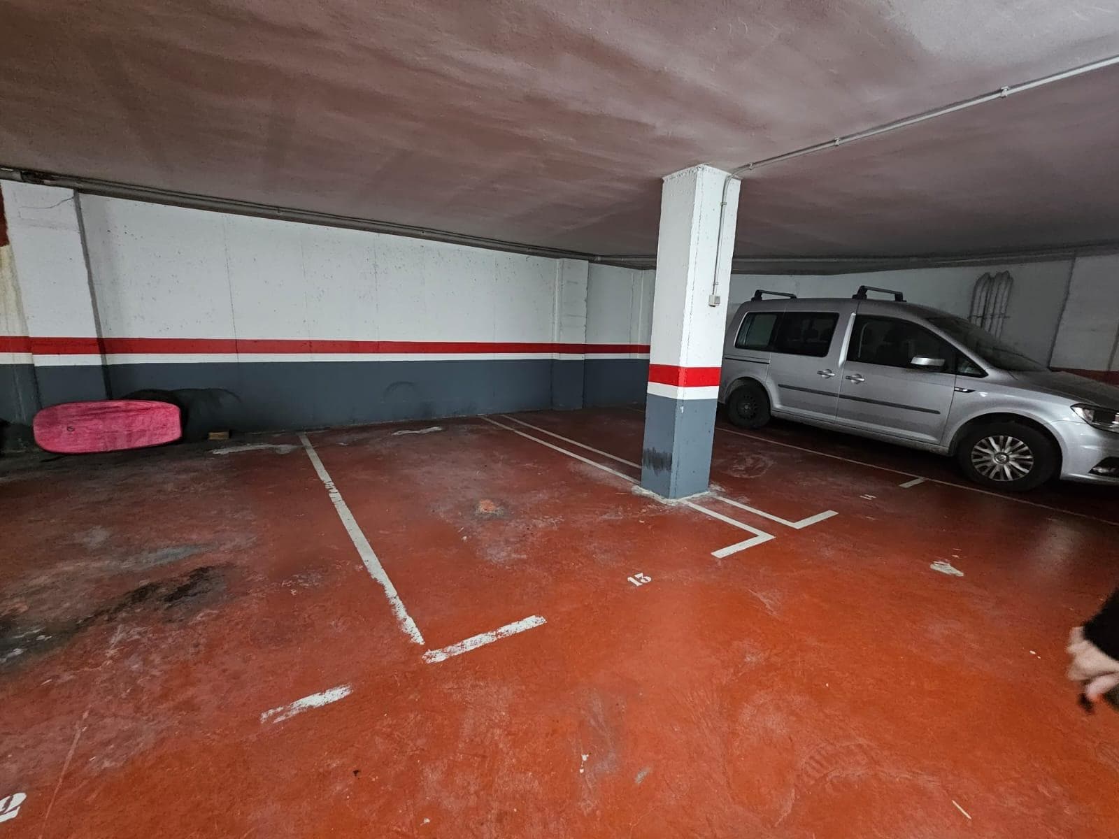 🚗 ¡Estupenda plaza de garaje en venta! ¿Cansado de dar vueltas buscando aparcamiento? Te presentamos esta cómoda plaza de garaje de 9 m², con acceso fácil y seguro a través de ascensor de coche. Perfecta para coche pequeño o como inversión, en una ubicación práctica y con salida directa. 🔐 Segura, funcional e ideal para el día a día. ¡No dejes pasar esta oportunidad! 📞 Contáctanos para más información o una visita sin compromiso.