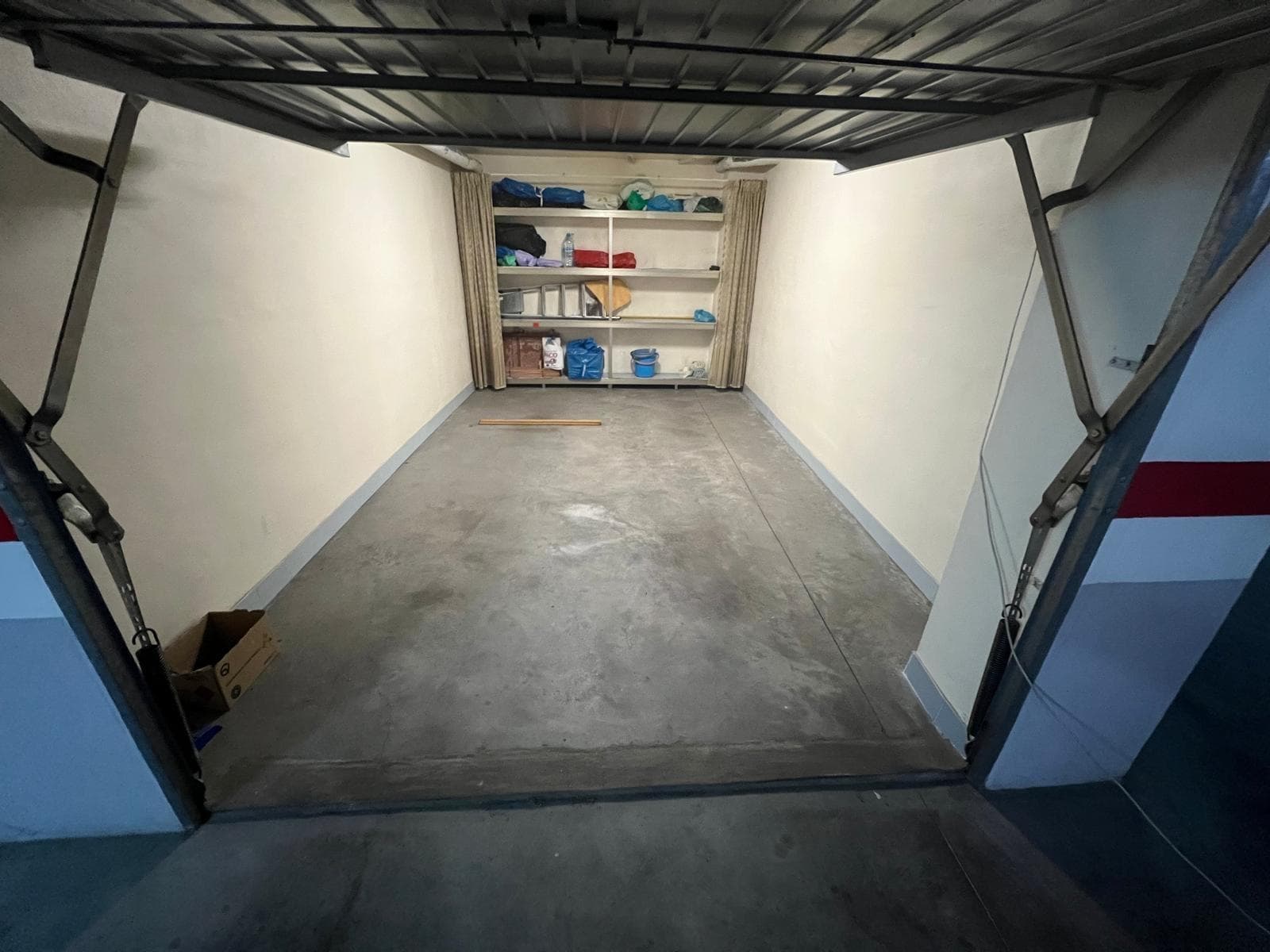 🚗🔐 ¡Estupenda plaza de garaje cerrada en venta! Ubicada en planta sótano -1, esta amplia plaza de 9 m² útiles es ideal para quienes buscan seguridad, comodidad y espacio extra en el día a día. ✅ Garaje cerrado, perfecto para proteger tu vehículo del clima y con espacio suficiente para un coche tipo SUV o camioneta, e incluso dos motos adicionales. ✔️ Fácil acceso y maniobrabilidad ✔️ Entrada con puerta automática ✔️ Ideal tanto como uso personal o inversión 💡 Una solución práctica y segura en una zona donde el aparcamiento escasea. 📍 ¡No pierdas esta oportunidad! Contáctanos y ven a verlo sin compromiso.