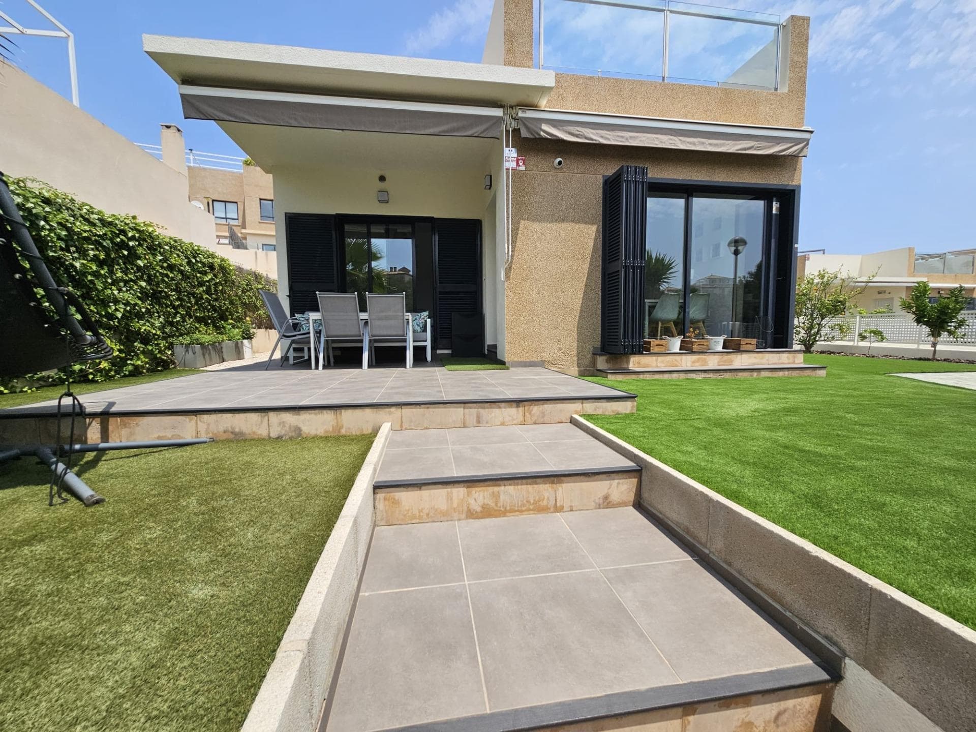 🏡 Detached villa with private pool in Orihuela Costa ☀️ A perfect spot to enjoy the Mediterranean all year round! Can you imagine living in a quiet area, surrounded by sunshine, outdoor space, and all the amenities? This property has it all and is ready to become your new home, your vacation home, or your next investment on the Costa Blanca. 🌴 📍 Located in a quality development, in one of the most sought-after areas of Orihuela Costa, this detached home offers privacy, comfort, and an ideal setting for both relaxation and family fun. 🔹 340 m² plot With a large open garden, perfect for enjoying the outdoors, barbecues, family gatherings, or simply relaxing in the sun. 🌞 🏊 Private pool Your own oasis to cool off whenever you want, without leaving home. In addition, the development also has a communal pool, ideal for socializing in a safe and pleasant environment. 🚗 Parking space within the plot, convenient and practical for your daily life. 🏠 The home features: 🛏️ 3 bedrooms (2 doubles) – Spacious, bright, and with great use of space. 🛁 1 full bathroom with shower + 1 additional toilet – Practical for everyday use and when guests come over. 🧑‍🍳 Integrated kitchen, living room, and dining room – A modern and functional design that takes advantage of every corner and creates a warm and open atmosphere. 🌞 Natural light throughout the house – Thanks to its orientation and design, every room is bathed in the clarity of the Mediterranean. ✨ This house is ideal if you're looking for: ✔️ Outdoor space for you and your family ✔️ Comfort and privacy ✔️ A bright and functional home ✔️ A safe investment on the Costa Blanca Whether to live year-round, as a vacation home, or to rent, this detached villa has all the potential to make you fall in love from the first moment. 📲 Contact me for more photos, information, or to schedule your visit. Don't miss this unique opportunity to own your own paradise on the Orihuela Costa!