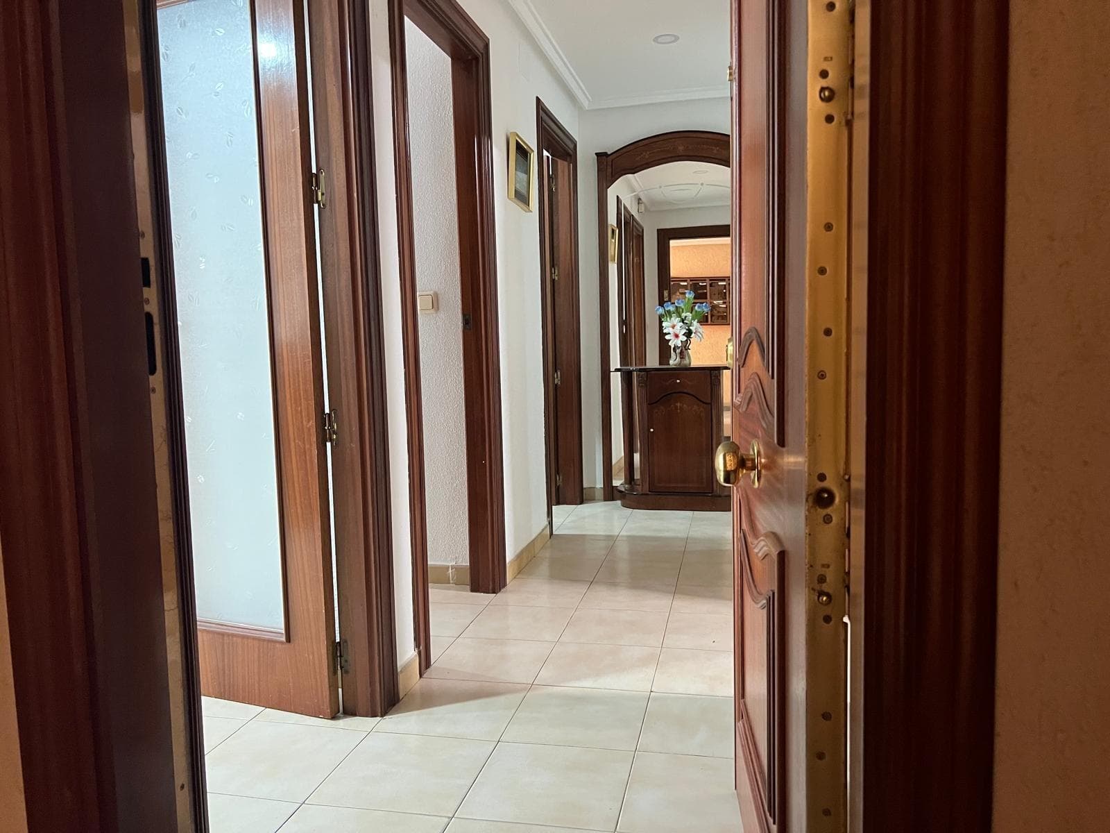 🌊 Spacious apartment just 150 meters from Playa del Cura – Torrevieja 🏖️ Live just steps from the sea in an unbeatable location! If you dream of having the beach almost at your doorstep, this apartment is your perfect opportunity. Located on the second seafront, just steps from the Mediterranean, this home combines spaciousness, a prime location, and an excellent layout. 📍 Located on the mezzanine floor, door B, in a quiet and well-maintained building, with easy access and no elevator required. 🧱 110 m² of built area, perfectly distributed to offer comfort for both year-round living and vacations. 🏠 Apartment layout: 🛋️ Spacious living-dining room, with more than enough space for family gatherings or relaxing moments. 🛏️ 3 double bedrooms, perfect for the whole family, guests, or even working from home. 🛏️ 3 double bedrooms, perfect for the whole family, guests, or even working from home. 🛁 2 full bathrooms – one with a shower and the other with a bathtub, designed to adapt to everyday needs. 🍽️ A separate, functional, and well-equipped kitchen with direct access to a charming Andalusian patio 🌿, giving it a unique and cozy touch. 🌅 South-facing terrace Perfect for enjoying the sun year-round. It also offers side sea views, adding value and charm. ✨ The best thing about this property: ✔️ Location, location, location! Second line of the beach ✔️ Spacious and well-laid out ✔️ Natural light and good orientation ✔️ Perfect as a permanent residence or as an investment for vacation rentals This apartment is a gem for those looking for quality of life near the sea 🌊, in a lively area year-round, surrounded by shops, restaurants, and all services. 📲 Contact me for more details, photos, or to arrange a viewing. Don't miss this opportunity by the sea!