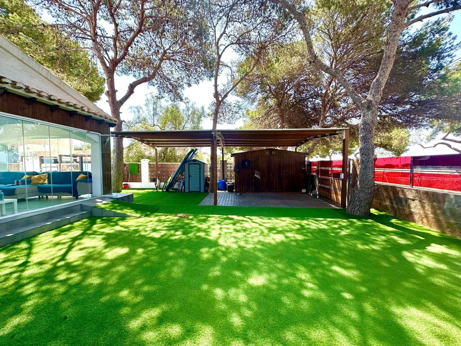 🏡 Chalet independiente en Punta Prima a solo 150 m de la playa 🌊 ¡Un verdadero oasis junto al mar, con piscina privada y accesibilidad total! ♿🔥 ¿Imaginas vivir a solo unos pasos del Mediterráneo, en un entorno privilegiado, con todas las comodidades, espacio y privacidad que tu familia merece? Esta propiedad en Punta Prima lo tiene TODO. 📍 Ubicación inmejorable: A tan solo 150 metros de la playa, una de las más populares y mejor cuidadas de la zona. Además, playa adaptada para personas con movilidad reducida, ideal para todos los miembros de la familia. 🌿 Parcela de 450 m², diseñada para el disfrute total: ✅ Amplio jardín con zonas verdes ✅ Espacio de barbacoa para celebraciones inolvidables ✅ Piscina privada, para relajarte sin salir de casa ✅ Garaje privado ¡Y todo esto a unos pasos del mar! 🌞 🏠 La vivienda cuenta con 120 m² construidos (95 m² útiles), distribuidos de manera muy cómoda y funcional, adaptada también para personas con movilidad reducida. 🧱 Distribución interior: 🔸 Terraza acristalada con chimenea – Un espacio acogedor para disfrutar en invierno, ideal como zona de lectura o rincón familiar para ver la tele 🛋️🔥 🔸 Salón comedor con cocina tipo americana – Abierto, moderno y perfecto para compartir momentos en familia 🍽️ 🔸 4 habitaciones dobles, una de ellas con baño en suite, lo que le da un extra de privacidad y confort 🛏️🛁 🔸 2 baños completos, ambos con plato de ducha 🔸 Trastero y lavadero, que facilitan la organización diaria y el almacenaje 🧺📦 ♿ Accesibilidad total: Tanto la casa como el entorno están preparados para personas con movilidad reducida, lo que la convierte en una opción excelente para familias que buscan comodidad sin barreras. 💡 Ideal para: ✔️ Vivir todo el año junto al mar ✔️ Segunda residencia de lujo en la Costa Blanca ✔️ Inversión para alquiler vacacional o turístico ✨ Esta propiedad es más que un chalet, es un estilo de vida: sol, mar, privacidad, amplitud y confort en un solo lugar. 📲 Contáctame para más información, fotos o para concertar una visita. ¡Descubre tu nuevo hogar en Punta Prima, te va a enamorar! 💙🌴