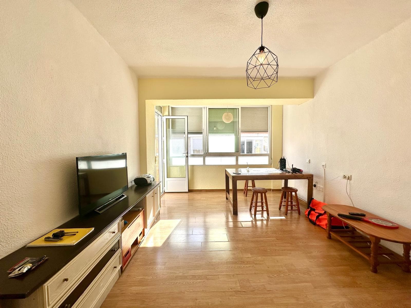 Spacious and bright third-floor apartment, ideal for enjoying the coast all year round 🌟 This fantastic 90m² apartment is offered, located on the third floor of a well-maintained building. The property stands out for its excellent layout, brightness, and southwest orientation, which guarantees sun for most of the day. The property has three bedrooms, two of which are doubles, ideal for families or entertaining guests, and a single room, perfect as an office, dressing room, or extra bedroom. The bathroom is fully equipped and has a bathtub, offering comfort and functionality. The separate kitchen is spacious and practical, allowing you to cook without the odors spreading to the rest of the home. The living-dining room is cozy and very bright, with direct access to the southwest-facing terrace, a perfect space to enjoy sunny afternoons or relax outdoors. This apartment is ideal as a permanent residence, second home, or investment, due to its size, layout, and privileged orientation. An excellent opportunity for those seeking spaciousness, comfort, and natural light on the coast. Don't miss this opportunity! Contact us for more information or a no-obligation tour!