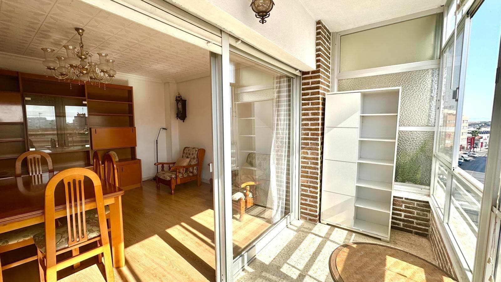 Unique Opportunity! Bright 3-Bedroom Penthouse Just 1 km from the Sea We present this fantastic penthouse located on the quiet and sought-after Apolo Street, ideal both as a permanent residence and as a holiday investment. With an excellent east-facing orientation, the property enjoys incredible natural light for much of the day, creating a warm and welcoming atmosphere in every room. The home has a perfectly distributed area of ​​approximately 100 m². It has three bedrooms, two doubles and one single, all with exterior windows that allow direct sunlight to enter, something increasingly valued by those seeking comfort and well-being in their homes. The full bathroom, in excellent condition, is equipped with a bathtub, ideal for relaxing after a long day. The kitchen is separate, allowing for separate common areas, and has direct access to a gallery, very useful as a laundry area or additional storage. The living-dining room is, without a doubt, the jewel of the property. It is a spacious and versatile space, perfect for sharing moments with family or friends. From here, you can access a glass-enclosed terrace, which can be used year-round as a reading corner, a play area, or simply as an additional relaxation space. The floors have recently been renovated with laminate flooring, providing a modern, elegant, and very pleasant feel. In addition, the property is located in an area with all the amenities nearby: supermarkets, medical centers, schools, pharmacies, cafes, public transportation, etc. And best of all: it's located just 1 kilometer from the sea! You can enjoy the beach and the promenade in a matter of minutes.