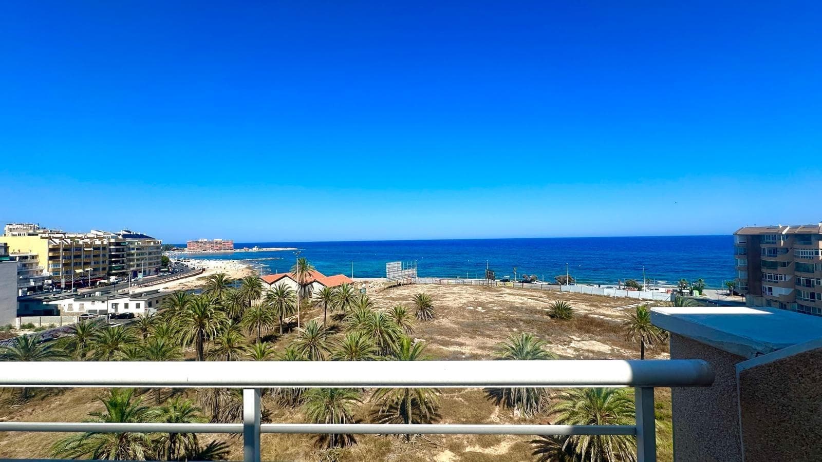 Эксклюзивный пентхаус с панорамным видом на Calle La Sal – Torrevieja Мы представляем этот великолепный пентхаус на престижной Calle La Sal, в непревзойденном месте, которое позволит вам наслаждаться захватывающими панорамными видами, охватывающими знаменитые Curva del Palangre, Playa de los Locos и известный Playa del Cura, три самых знаковых прибрежных места Торревьехи. Эта недвижимость выделяется не только своим непревзойденным местоположением, но и своими превосходными характеристиками. В ней есть две спальни, одна с ванной комнатой, что обеспечивает дополнительную конфиденциальность и комфорт. Также в ней есть вторая ванная комната, идеально подходящая для гостей или для ежедневного использования. Кухня находится отдельно, что позволяет разделить кухонную и столовую зоны, предлагая большую функциональность и простор. В гостиной вы найдете очаровательный угловой камин, идеально подходящий для создания уютной атмосферы в прохладные месяцы года. Из гостиной вы можете выйти на главную террасу, идеальное место для наслаждения потрясающим панорамным видом на море и окрестности. Эта терраса идеально подходит для завтраков на свежем воздухе, моментов отдыха или наслаждения средиземноморскими закатами. В качестве завершающего штриха в собственности есть частный солярий, на который можно попасть прямо с террасы. Это эксклюзивное пространство идеально подходит для принятия солнечных ванн в полном уединении, проведения встреч с друзьями или просто отдыха, любуясь морем и горизонтом. Все это в районе, окруженном удобствами: супермаркетами, ресторанами, аптеками, общественным транспортом, медицинскими центрами и, конечно же, всего в нескольких шагах от лучших пляжей Торревьехи. Идеальный дом как для постоянного проживания, так и для наслаждения отпуском мечты у моря.