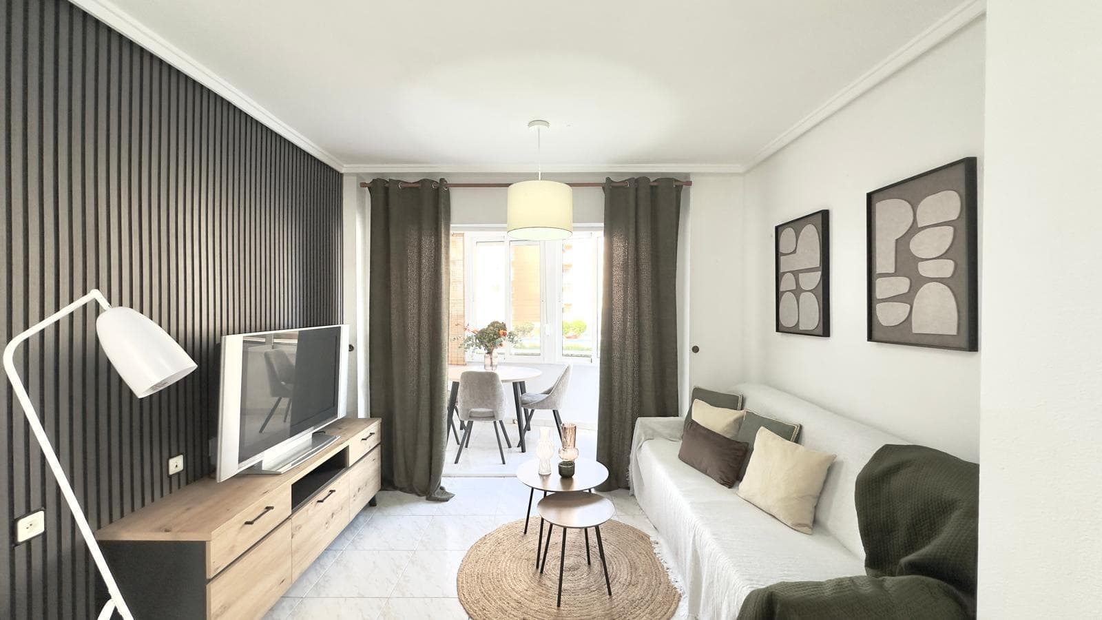 Красивая отремонтированная квартира на первом этаже с современным дизайном — Nueva Torrevieja, общий бассейн и застекленная терраса Представляем эту фантастическую квартиру на первом этаже, расположенную в престижном районе Nueva Torrevieja. Недавно она была полностью отремонтирована, имеет элегантный и современный современный дизайн, готова к заселению и проживанию. Недвижимость выделяется своей превосходной планировкой и качественными деталями. Она имеет три спальни, идеально подходит для семей, приема гостей или в качестве офиса или рабочей зоны. Ванная комната, оборудованная ванной, сочетает в себе комфорт и функциональность. Гостиная предлагает открытую и гостеприимную атмосферу, где гостиная-столовая и кухня идеально интегрированы в единое открытое пространство, обеспечивая большую просторность и свет. Современная и современная кухня напрямую соединяется с застекленной террасой, универсальным и защищенным пространством, идеальным для круглогодичного отдыха. С террасы вы можете наслаждаться приятным видом на общий бассейн, что обеспечивает дополнительное чувство спокойствия и благополучия. Дом, ориентированный на запад, гарантирует солнце и естественное освещение во второй половине дня, что делает его особенно привлекательным. Кроме того, комплекс предлагает своим жильцам общий бассейн, идеально подходящий для охлаждения в летние месяцы, отдыха и наслаждения приятной и безопасной обстановкой. Расположенный в тихом районе Нуэва-Торревьеха, объект находится недалеко от всех удобств: супермаркетов, медицинских центров, аптек, ресторанов и общественного транспорта, и всего в нескольких минутах езды от пляжей и центра Торревьехи. Идеальный дом как для постоянного проживания, так и в качестве инвестиции во время отпуска, со всем необходимым: современный дизайн, просторные помещения, общий бассейн и застекленная терраса.