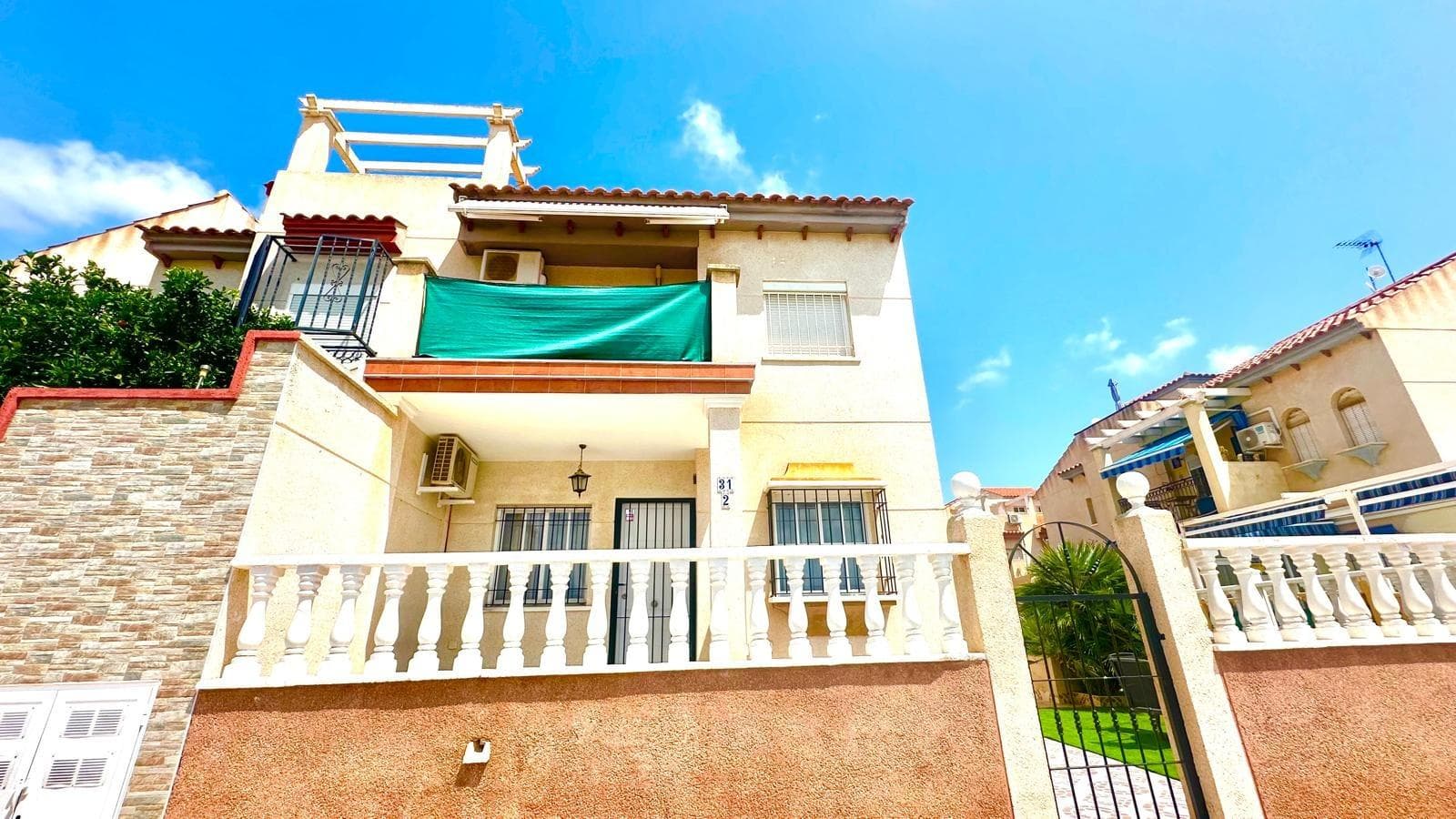 Fantastic Renovated Ground Floor Apartment in Orihuela Costa – Private Garden, Communal Pool, and Excellent Location Located in one of the most sought-after residential areas of Orihuela Costa, this fantastic ground floor apartment is located within a gated community offering security, tranquility, and spacious common areas. Recently renovated, the home is ready to move into and enjoy a family-friendly environment with all amenities within easy reach. Functional Layout and Outdoor Spaces The property has two bedrooms, both with good natural light, ideal for a small family, a couple, or as a second home by the sea. The bathroom has been completely renovated with modern and functional finishes, adapted to offer maximum comfort. The living-dining room integrates perfectly with the open-plan kitchen, forming a single, spacious, and welcoming open space, ideal for everyday living or entertaining. This space is designed to maximize natural light and cross-ventilation. One of the greatest attractions of this ground floor apartment is its private front garden with a porch, perfect for creating a relaxation area, outdoor dining area, or play area. The property also has a very practical storage room for storing bicycles, tools, or other items that are used occasionally. Gated community with excellent services The complex has a communal pool surrounded by well-kept green areas, providing an ideal setting for relaxation and socializing. There is also a parking space directly in front of the home, making it easy to access daily. Location and surroundings Located in a well-connected area, this home is just steps from schools, high schools, sports centers, and shopping areas, making it an excellent option for families and those looking to invest in a vacation or rental property. The beaches and leisure centers of Orihuela Costa are just a few minutes away by car. Features at a glance: Renovated ground floor 2 bedrooms 1 renovated full bathroom Living-dining room with open-plan kitchen Private garden and porch Storage room included Parking at the door Communal pool Gated community with large green areas A short walk from schools, colleges, and a sports center