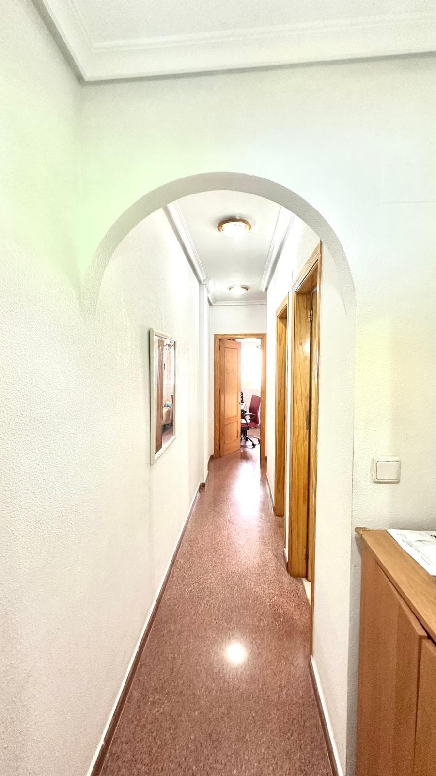 Spacious 3-Bedroom Apartment 500 Meters from the Sea – Calle San Pascual, Torrevieja Located in one of Torrevieja's most sought-after areas, this fantastic apartment is located on Calle San Pascual, just 500 meters from the beach. Situated in a well-structured and carefully maintained community, this home represents an excellent opportunity both as a permanent residence and as an investment for vacation use or rental. Layout and Spaces With a generous surface area and functional layout, the apartment features: 3 spacious bedrooms, the master bedroom being very bright and equipped with air conditioning. 2 full bathrooms, one en suite, designed to provide comfort for the entire family or visitors. Spacious living-dining room with direct access to a northwest-facing glazed terrace, ideal for enjoying pleasant evenings year-round. Independent kitchen, fully equipped with appliances and good storage capacity, separated from the social area for greater functionality. Additional Amenities Air conditioning installed in both the living room and the master bedroom. Building with elevator and well-maintained common areas. Quiet and well-maintained community, with year-round residents. Privileged Location Located just 500 meters from the beach and a short walk from all amenities: supermarkets, pharmacies, restaurants, public transportation, and leisure areas. The excellent location allows you to avoid the need for a car for everyday activities and enjoy coastal life in comfort. Features Summary: 3 bedrooms 2 full bathrooms Living-dining room with sunroom Independent, fully-equipped kitchen Air conditioning in the living room and master bedroom Well-maintained community with elevator Just 500 meters from the sea