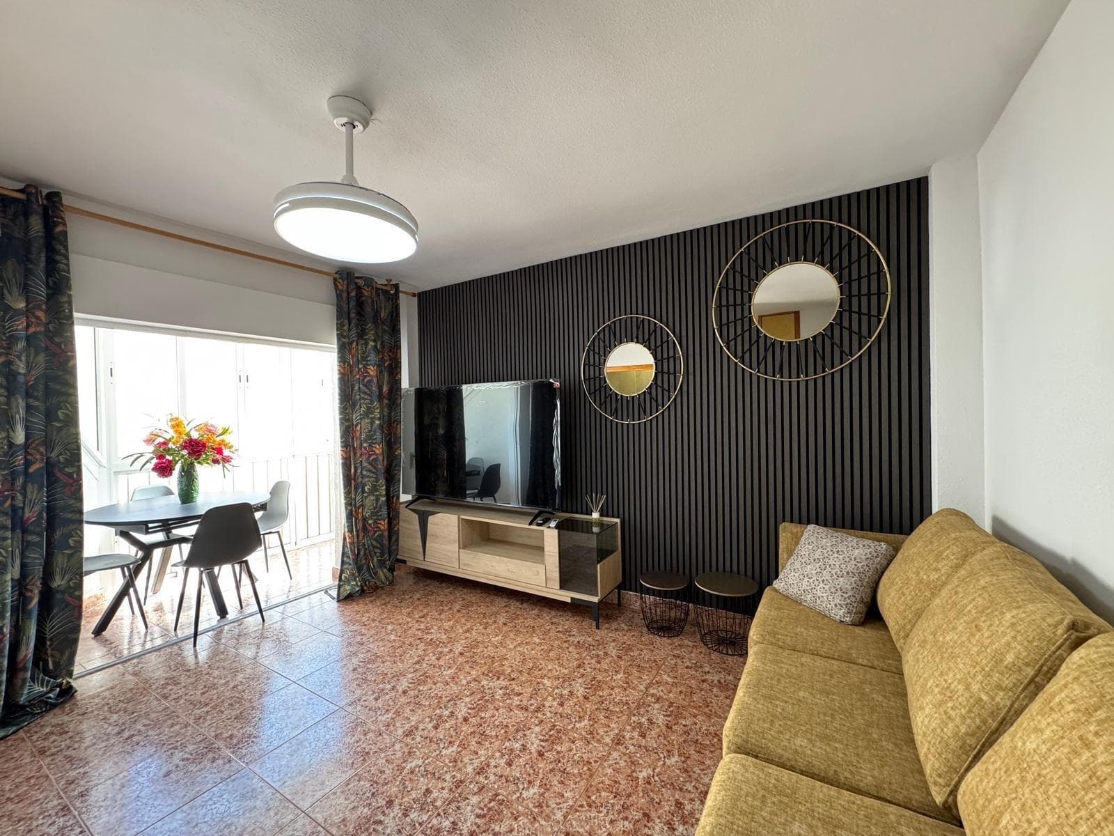 ChatGPT Plus Renovated Apartment 300 Meters from the Beach – Third Floor, Torrevieja Center Located in the heart of Torrevieja and just 300 meters from Playa del Cura, this one-bedroom apartment offers a perfect combination of comfort, accessibility, and modern style after a complete renovation. Located on the third floor with an elevator, it is an ideal option for those looking for a permanent residence or for those interested in a second home near the sea, or a short- or long-term investment. Layout and Finishes Upon entering the property, we are welcomed by a spacious living-dining room that seamlessly connects to a glazed terrace. This added space provides a feeling of spaciousness and light, allows you to enjoy the outdoors regardless of the weather, and increases the possibilities for use: as a relaxation area, additional dining area, or reading corner. The flooring has been renovated with high-resistance materials, and the terrace enclosure is made with high-quality aluminum frames, ensuring thermal and acoustic insulation. The kitchen is independent and fully equipped with new furniture and top-brand appliances: an induction ceramic hob, extractor hood, multifunction oven, and optimized storage space. Its layout offers great convenience for preparing any type of meal without disturbing the living area. The apartment has a recently renovated full bathroom with a large shower tray and tempered glass screen, modern water-saving faucets, and light-colored ceramic plaster that enhances the feeling of cleanliness and spaciousness. The bright, exterior-facing double bedroom has a window overlooking the main street, ensuring natural ventilation and a generous amount of light. The space can accommodate a double bed, a dressing area, or a desk, depending on the resident's needs. Surroundings and Services Thanks to its central location, the apartment is surrounded by all kinds of services: supermarkets, pharmacies, health centers, schools, restaurants, and public transportation right outside. The proximity to the beach and the promenade makes this property a strategic location for those who want to enjoy the Mediterranean lifestyle without sacrificing the convenience of the city center. Key Features Renovated apartment on the third floor with elevator 1 exterior double bedroom with natural light 1 full bathroom with large shower Open-plan living-dining room and glassed-in terrace Fully equipped separate kitchen High-quality materials and finishes 350 meters from Playa del Cura Central location with all amenities at hand This renovated apartment combines spaciousness, light, and location. An exceptional opportunity for those seeking a practical, modern, and move-in ready home, just steps from the sea and all the amenities of downtown Torrevieja.