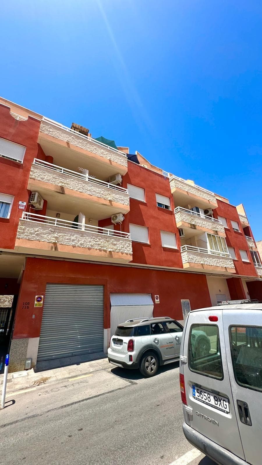 Ático con Solárium, Garaje y Terraza – A 800 metros de la playa en Torrevieja Te presentamos este acogedor y completo ático en Torrevieja, ubicado a tan solo 800 metros del mar, ideal tanto como vivienda habitual como para escapadas vacacionales. Su orientación este y sus espacios exteriores lo convierten en una propiedad muy luminosa y funcional. Distribución cómoda y funcional La vivienda cuenta con 60 m² construidos, distribuidos de forma eficiente, más una terraza de 12 m² orientada al este, perfecta para disfrutar del sol de la mañana y del clima mediterráneo. Además, se incluye un amplio solárium privado, ideal como zona chill-out, para barbacoas o simplemente para relajarse al aire libre. El ático se compone de: 2 habitaciones dobles, una de ellas con baño en suite y armarios empotrados, lo que añade funcionalidad y espacio de almacenaje. 2 baños completos, uno con bañera y otro en suite, ambos en perfecto estado. Cocina independiente, totalmente equipada con electrodomésticos, ideal para cocinar cómodamente y sin interferir en el resto del espacio. Salón-comedor acogedor y bien aprovechado, con acceso directo a la terraza. Terraza amplia con pérgola, perfecta para crear un espacio exterior cómodo y sombreado. Extras incluidos que marcan la diferencia Este ático incluye una plaza de garaje, lo que proporciona comodidad y seguridad para el vehículo, y un solárium privado, una de las características más buscadas por quienes valoran el espacio exterior y la privacidad. Ubicación estratégica Situado en una zona tranquila de Torrevieja, con todos los servicios esenciales a su alrededor: supermercados, transporte público, centros educativos, restaurantes y zonas verdes. Y lo mejor: a tan solo 800 metros de la playa, accesible fácilmente a pie. Una propiedad ideal para quienes buscan espacio exterior, comodidad y cercanía al mar, con todos los extras incluidos: garaje, solárium, terraza y dos baños. ¿Quieres más información o agendar una visita? Estamos a tu disposición.