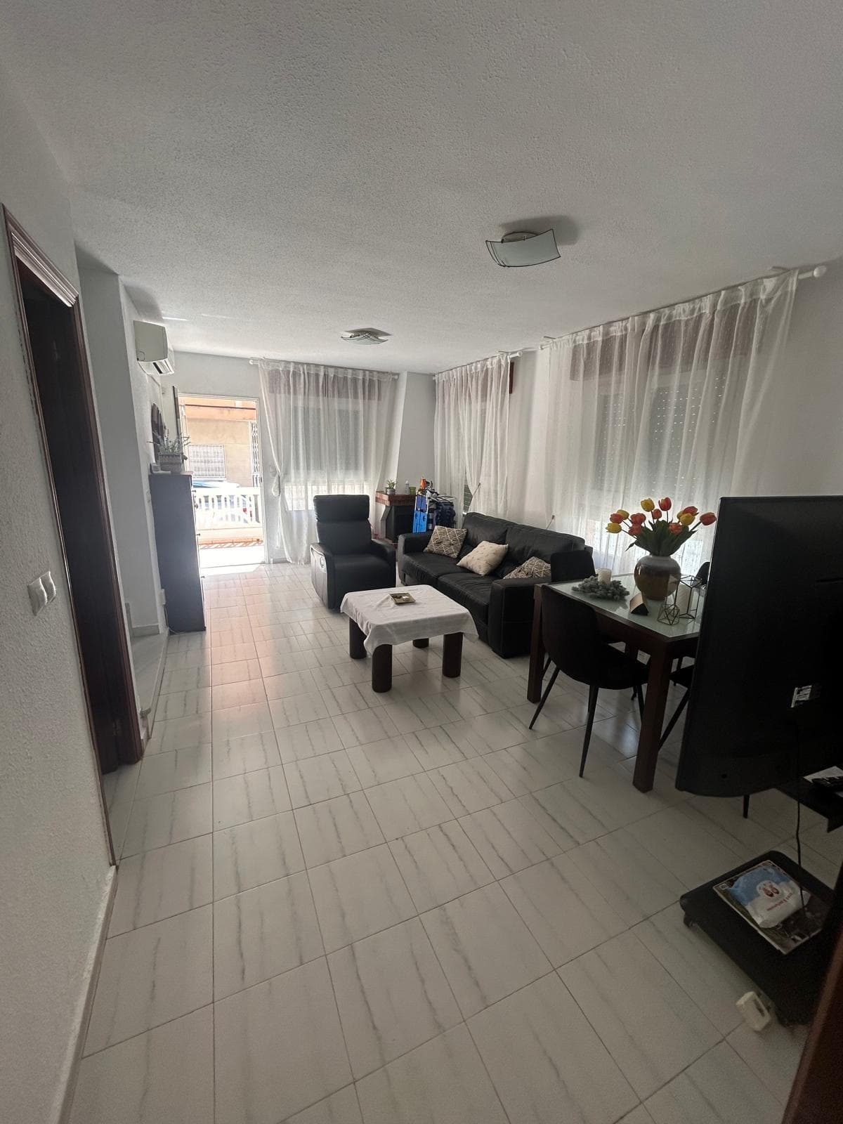 Casa Adosada de 3 Dormitorios en el Centro de Torrevieja – A Solo 500 Metros del Mar Descubre esta fantástica casa adosada ubicada en pleno corazón de Torrevieja, a tan solo 500 metros del mar y rodeada de todos los servicios que ofrece el centro de la ciudad: supermercados, colegios, transporte público, farmacias, zonas de ocio y comercios. Una propiedad perfecta tanto para residencia habitual como para disfrutar de las vacaciones junto al Mediterráneo. Distribución y espacios: La vivienda cuenta con 108 m² construidos, distribuidos en dos plantas de 53 m² cada una, lo que ofrece un espacio bien organizado y funcional para toda la familia. Planta baja: Amplio patio delantero con pérgola, ideal como zona de descanso al aire libre o para reuniones sociales. Salón-comedor luminoso, equipado con aire acondicionado para un ambiente confortable durante todo el año. Cuarto de baño completo con plato de ducha. Cocina independiente totalmente equipada, con buena capacidad de almacenaje y conectada a una galería práctica y funcional para zona de lavado. Planta alta: Tres habitaciones dobles, todas con ventanas al exterior y equipadas con aire acondicionado. Baño completo con bañera. Dormitorio principal con acceso a terraza tipo balcón, un espacio perfecto para disfrutar del aire libre con privacidad. Características adicionales: Aire acondicionado en salón y habitaciones. Buena distribución interior y excelente luminosidad. Patio y terraza que aportan valor añadido a la vivienda. Una propiedad ideal para quienes buscan amplitud, cercanía al mar y todos los servicios al alcance en una de las zonas más prácticas y demandadas de Torrevieja. ¿Te gustaría visitarla o recibir más información? ¡Contáctanos sin compromiso!