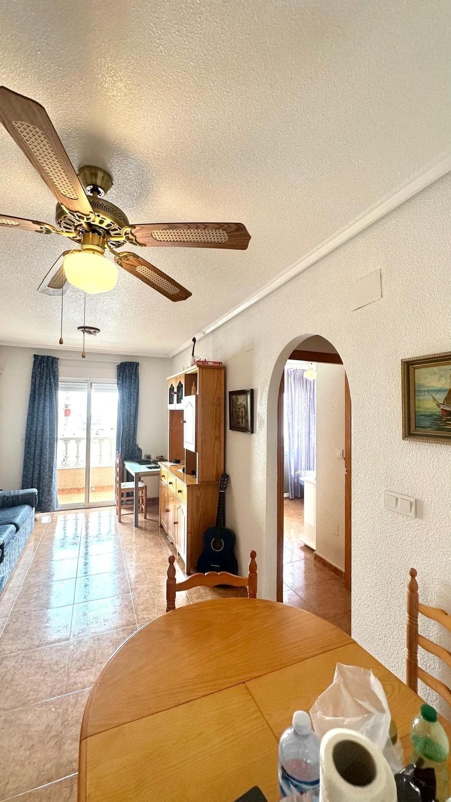 Apartamento con Terraza en Esquina a Solo 760 Metros de la Playa – Ubicación Tranquila y con Todos los Servicios Te presentamos este estupendo apartamento situado en una de las zonas más tranquilas y cómodas de Torrevieja, ideal tanto como vivienda habitual como para pasar las vacaciones junto al mar. A tan solo 760 metros de la playa, podrás disfrutar del Mediterráneo en pocos minutos, además de contar con todos los servicios a tu alrededor: supermercados, restaurantes, transporte público, farmacias y zonas de ocio. Este apartamento se encuentra en la tercera planta de un edificio bien cuidado y con ascensor, lo que le aporta una estupenda luminosidad y una sensación de tranquilidad al no tener ruidos directos de la calle. Características destacadas: 2 habitaciones dobles, ambas con armarios y buena luz natural. Terraza en esquina, perfecta para desayunar al aire libre o disfrutar de las tardes soleadas. Salón-comedor amplio, con espacios muy bien integrados para crear un ambiente acogedor y funcional. Cocina independiente, con buena capacidad de almacenamiento y separada de la zona social para mayor comodidad. Orientación este, que garantiza la entrada de luz por la mañana, combinada con ventanas al sur para una excelente ventilación y claridad durante todo el día. Su ubicación y distribución hacen de este apartamento una oportunidad perfecta tanto para quienes buscan un hogar listo para entrar a vivir como para aquellos que desean invertir en una vivienda con gran potencial de alquiler turístico o vacacional. ¿Te gustaría visitarlo y conocer cada rincón? ¡Contáctanos y te lo mostramos!