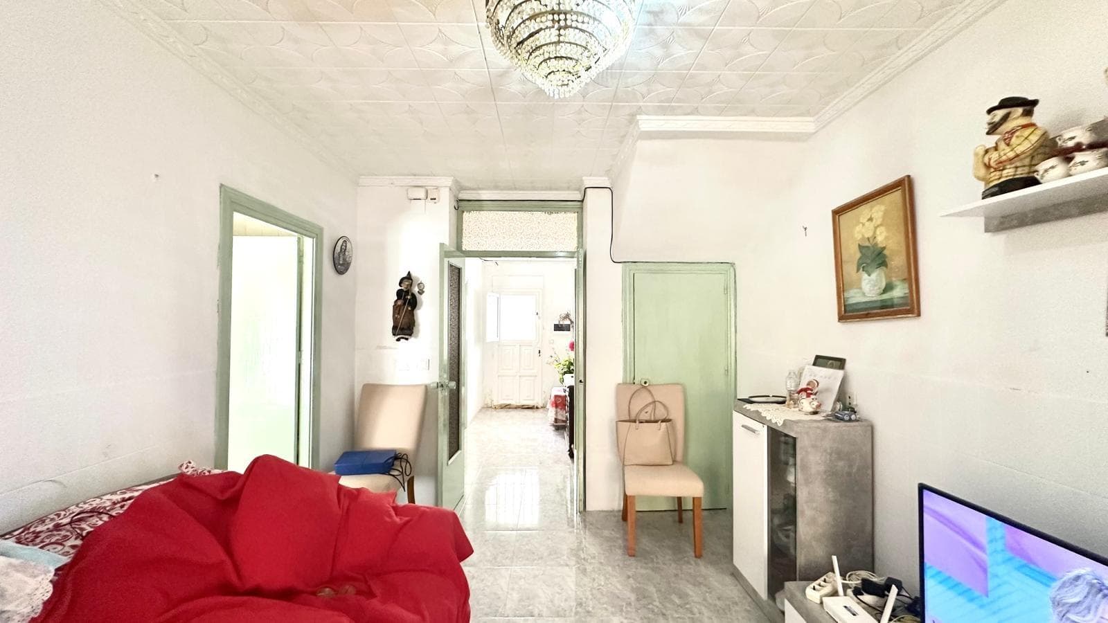 Planta Baja en el Centro de Torrevieja – A Solo 450 Metros de la Playa Si buscas amplitud, comodidad y una ubicación privilegiada, esta planta baja es para ti. Situada en pleno centro de Torrevieja, junto a la estación de autobuses y a tan solo 450 metros de la playa, esta propiedad te permitirá disfrutar de la vida mediterránea con todos los servicios al alcance de tu mano: supermercados, tiendas, restaurantes, transporte público, farmacias y mucho más. Con 106 m² construidos, este hogar se distribuye de forma funcional para aprovechar cada rincón: Distribución y características: Hall de entrada que da la bienvenida a la vivienda, creando una transición cómoda hacia el resto de las estancias. Salón-comedor amplio, ideal para reuniones familiares o momentos de relax. Tres habitaciones dobles, perfectas para toda la familia o para recibir invitados. Cocina independiente totalmente equipada, con gran espacio de almacenamiento y una distribución práctica. Despensa, aportando un extra de funcionalidad al hogar. Un baño completo, cómodo y en buen estado. Dos patios interiores, ideales para disfrutar del clima durante todo el año, crear un rincón chill out o incluso un pequeño jardín urbano. Esta vivienda es perfecta tanto como residencia habitual para familias que buscan amplitud y una ubicación céntrica, como para quienes desean un espacio para las vacaciones en una de las zonas más demandadas de Torrevieja. ¿Te gustaría visitarla? ¡Contáctanos y agenda tu cita!