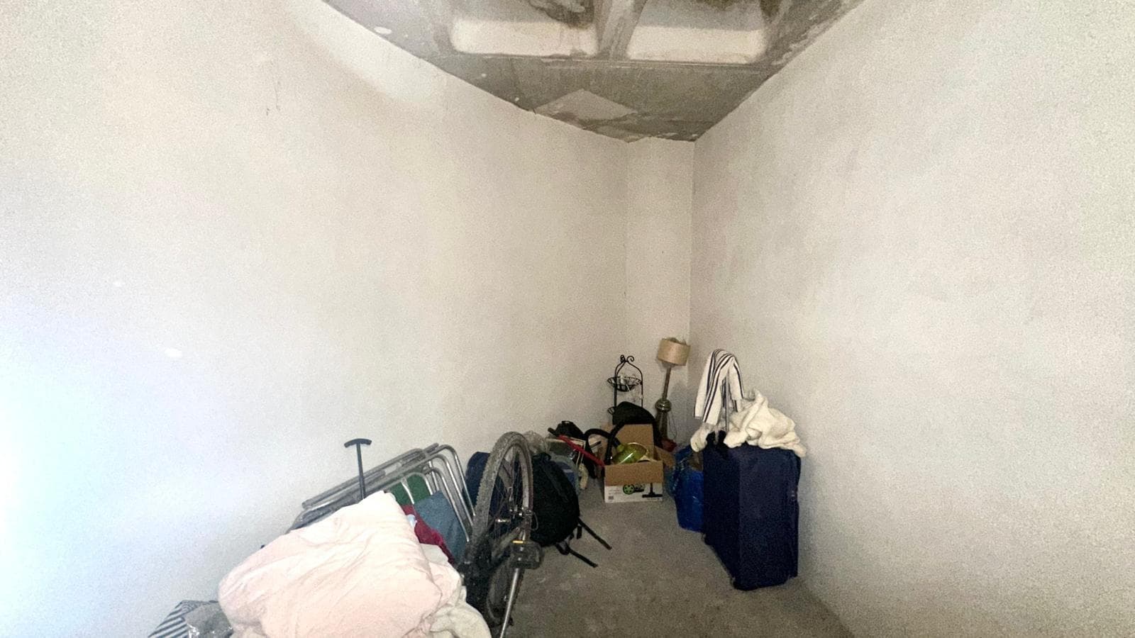 Trastero en el Polígono Industrial de Torrevieja – Ubicación Privilegiada y Máxima Seguridad ¿Necesitas un espacio extra para almacenamiento en una zona estratégica? Este trastero se encuentra en el Polígono Industrial de Torrevieja, una ubicación excelente por su cercanía a todos los servicios y su fácil acceso. Características principales: Entrada doble: acceso tanto desde el garaje como desde el portal, lo que facilita la carga y descarga de manera cómoda y rápida. Seguridad garantizada: cuenta con cámaras de vigilancia activas 24/7, brindando tranquilidad y protección a tus pertenencias. Ubicación estratégica: en una de las áreas más prácticas de Torrevieja, con fácil conexión a las principales vías de acceso y transporte. Espacio ideal: perfecto para guardar herramientas, enseres, material de trabajo, bicicletas o cualquier objeto que no necesites tener en casa. Una opción funcional, segura y bien ubicada para resolver tus necesidades de almacenamiento. ¿Quieres visitarlo o recibir más detalles? ¡Contáctanos ahora!
