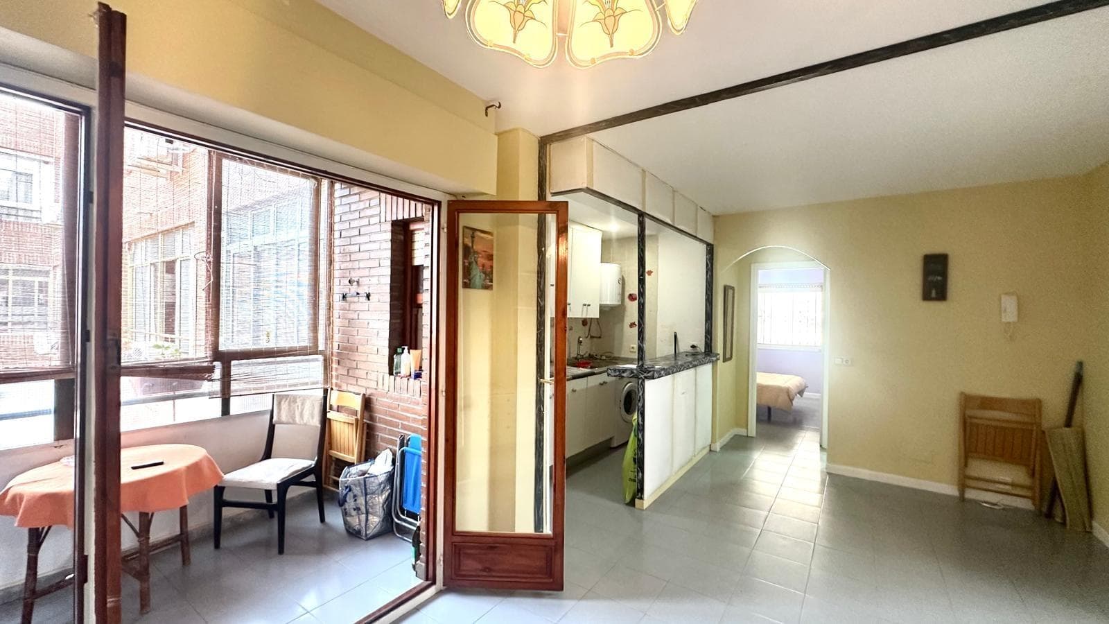 Apartment with a Glazed Terrace 300 Meters from the Beach – Excellent Location in Torrevieja We present this cozy apartment, ideal as a permanent home, a second vacation home, or an investment, thanks to its privileged location just 300 meters from the beach and with easy access to the N-332 national highway, ensuring excellent connections to the rest of the city and nearby towns. The home features a comfortable and functional layout that makes the most of every square meter to offer comfort and practicality. It has a spacious and bright bedroom, perfect as a master bedroom, and a well-maintained full bathroom. The living-dining room connects directly to the glazed terrace, a versatile space that can be used year-round as a relaxation corner, an additional dining area, a reading area, or even a small office. This feature adds value to the home, as it expands the usable space and allows for natural light in any season. The practical and functional kitchen blends seamlessly into the home, offering everything you need for everyday life. Its advantages include its proximity to the beach, allowing you to walk comfortably in just a few minutes, as well as its proximity to all kinds of services: supermarkets, restaurants, pharmacies, public transportation, and leisure areas. Furthermore, quick access to the N-332 motorway makes it easy to connect with Alicante, the airport, Orihuela Costa, and other points of interest on the Costa Blanca. In short, this apartment is an excellent opportunity for those looking for a home near the sea, with good transport links and additional space thanks to its glazed terrace, which makes a real difference and adds versatility to the home.
